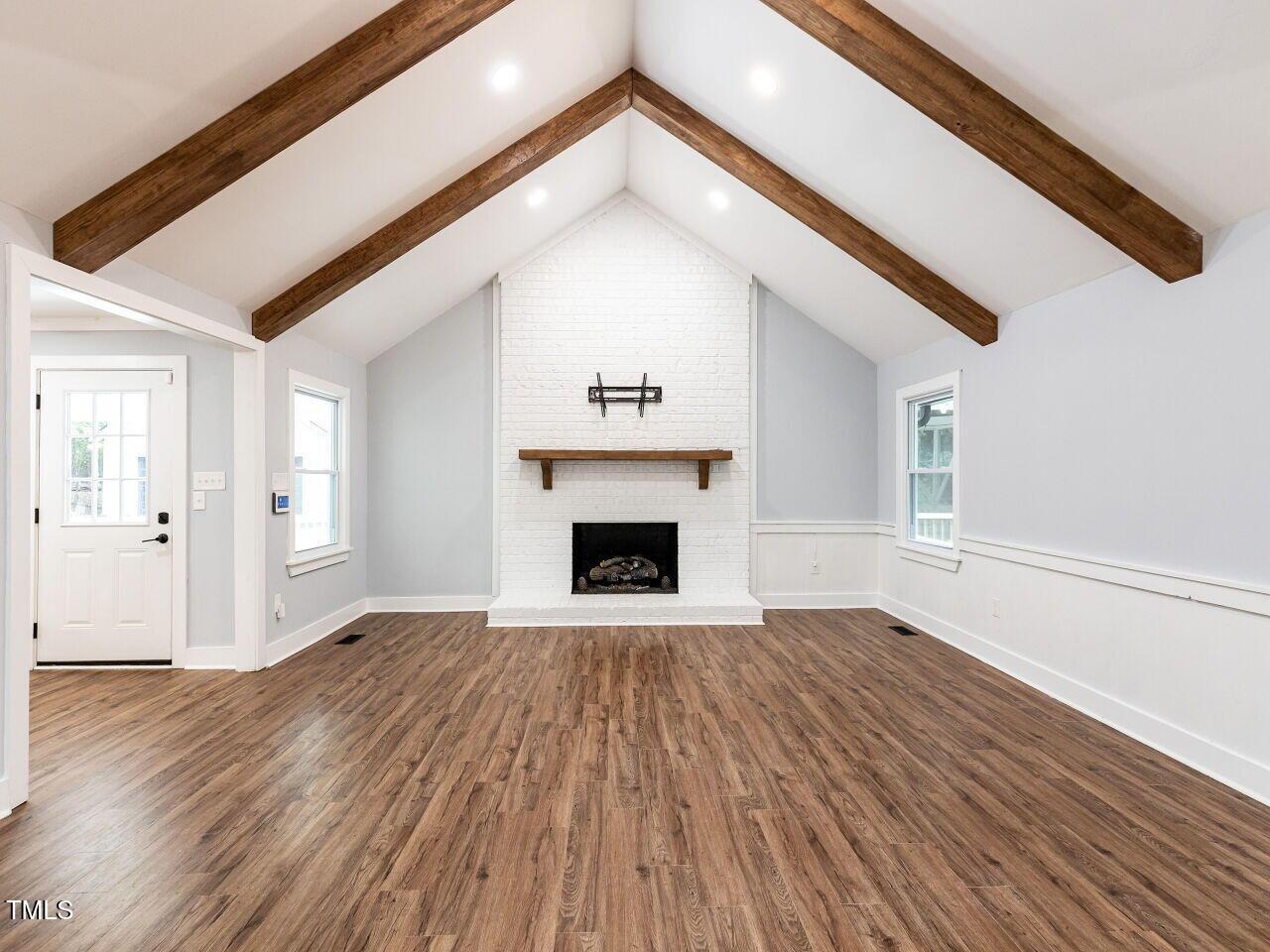 Image 3: 008-1280x960-family-room-with-fireplace