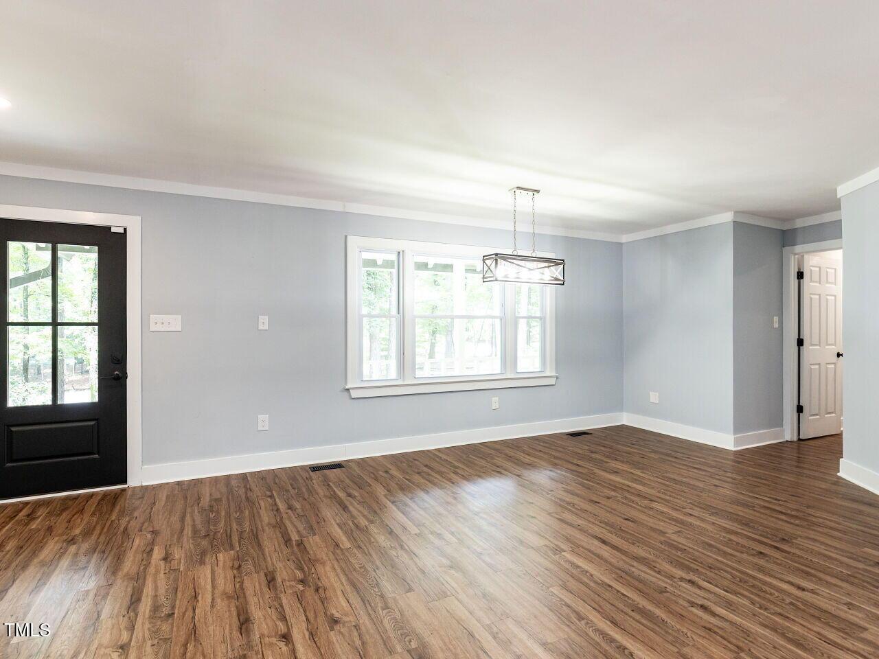 Image 4: 006-1280x960-foyer-dining