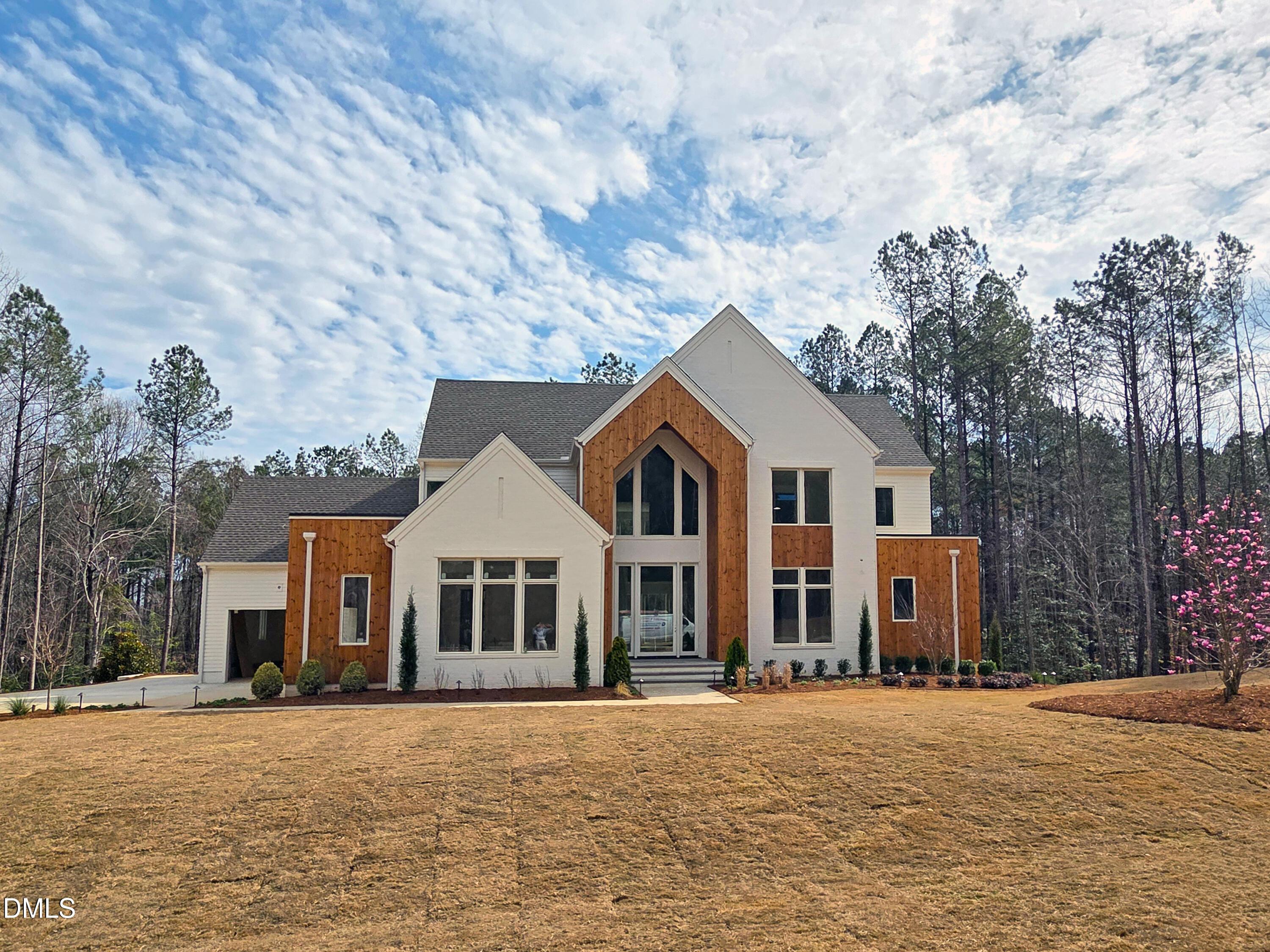 Image 3: 16 Shinleaf Midtown - front