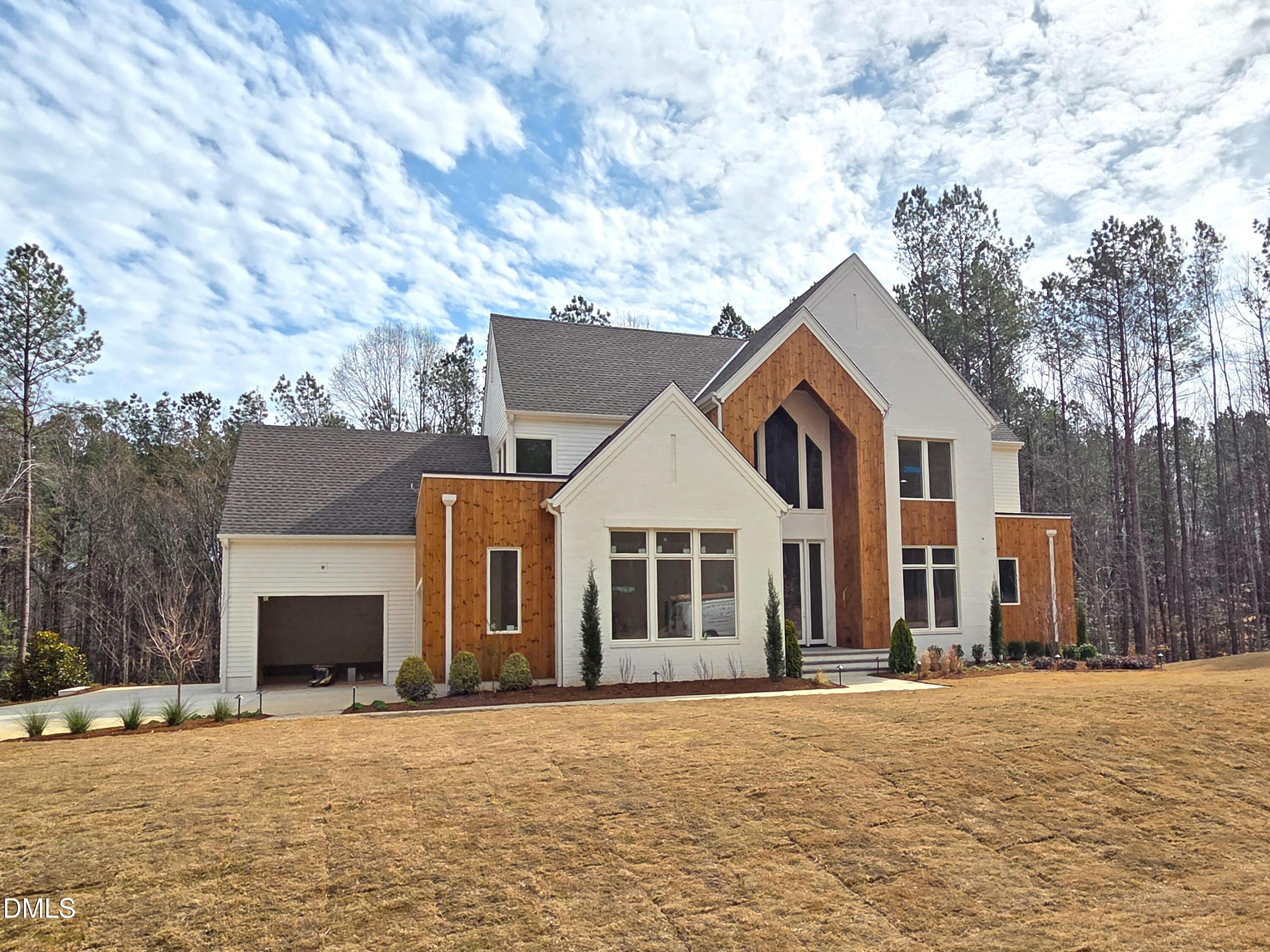 Image 4: 16 Shinleaf Midtown - front side view