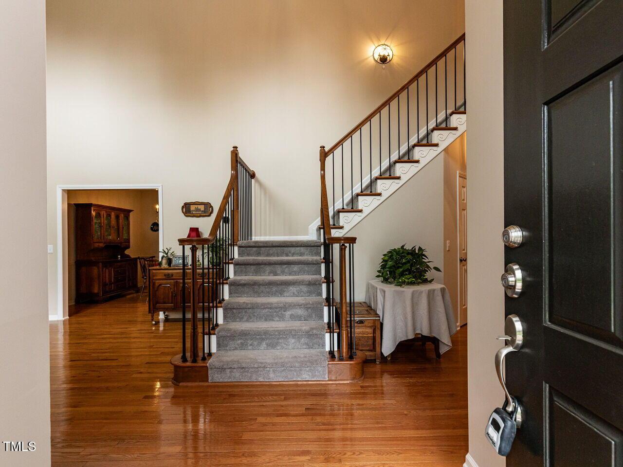 Image 3: 003-1280x960-foyer-entry