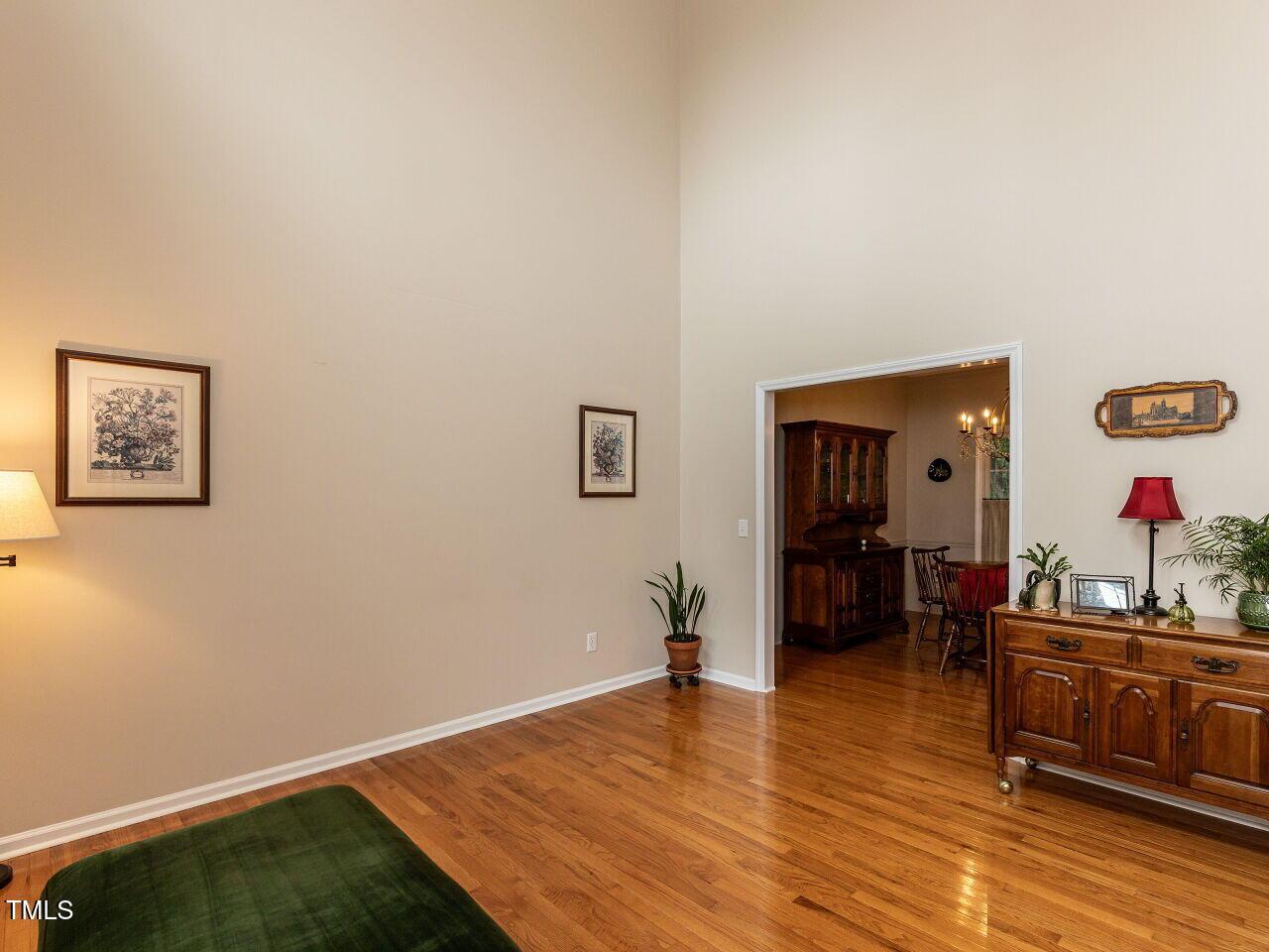 Image 4: 004-1280x960-living-room