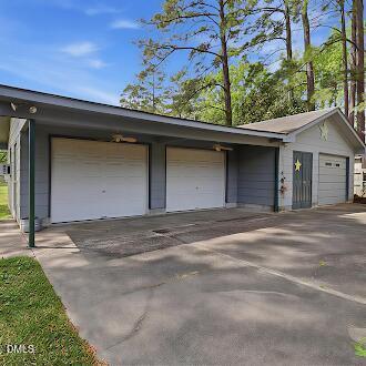 Image 2: 125 Avondale Crt 3 car garage
