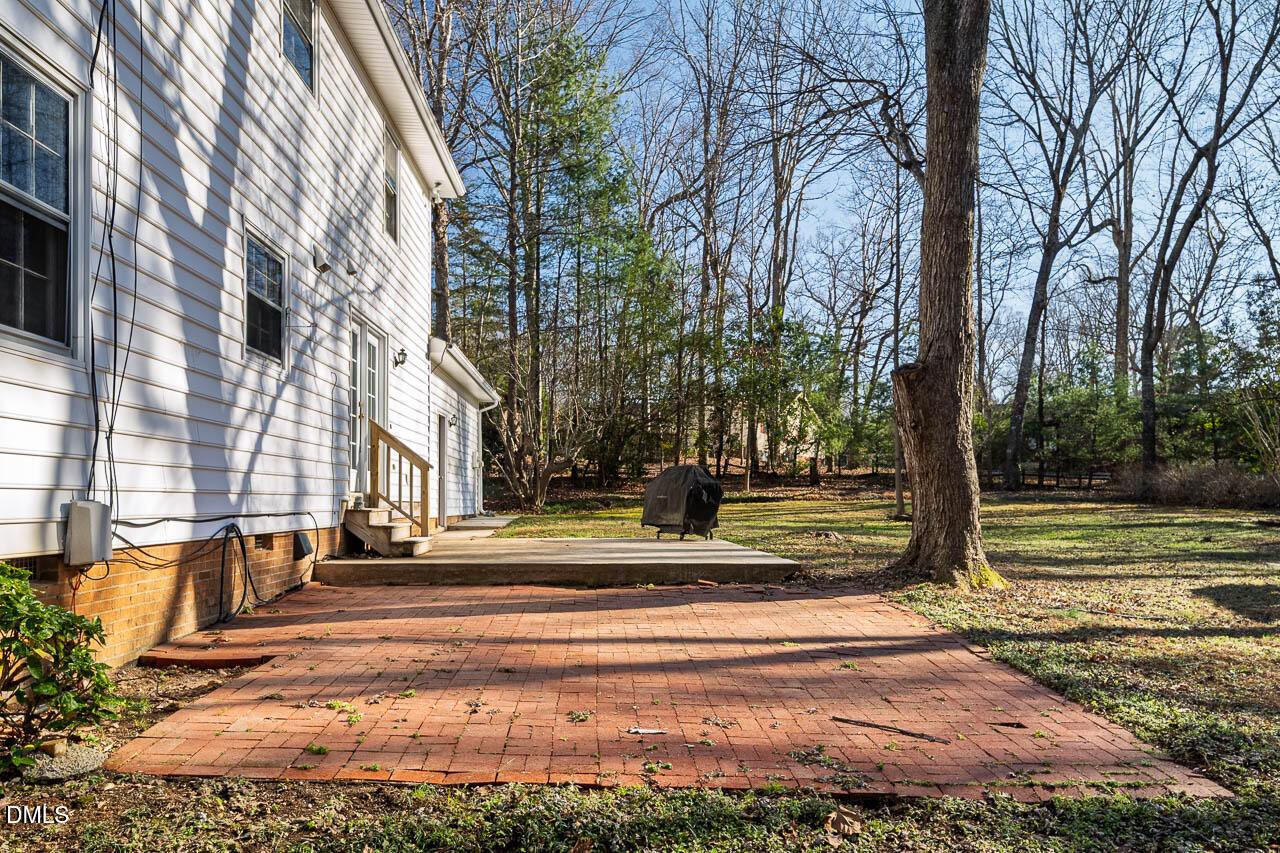 Image 2: 137 Amesbury Ln-17