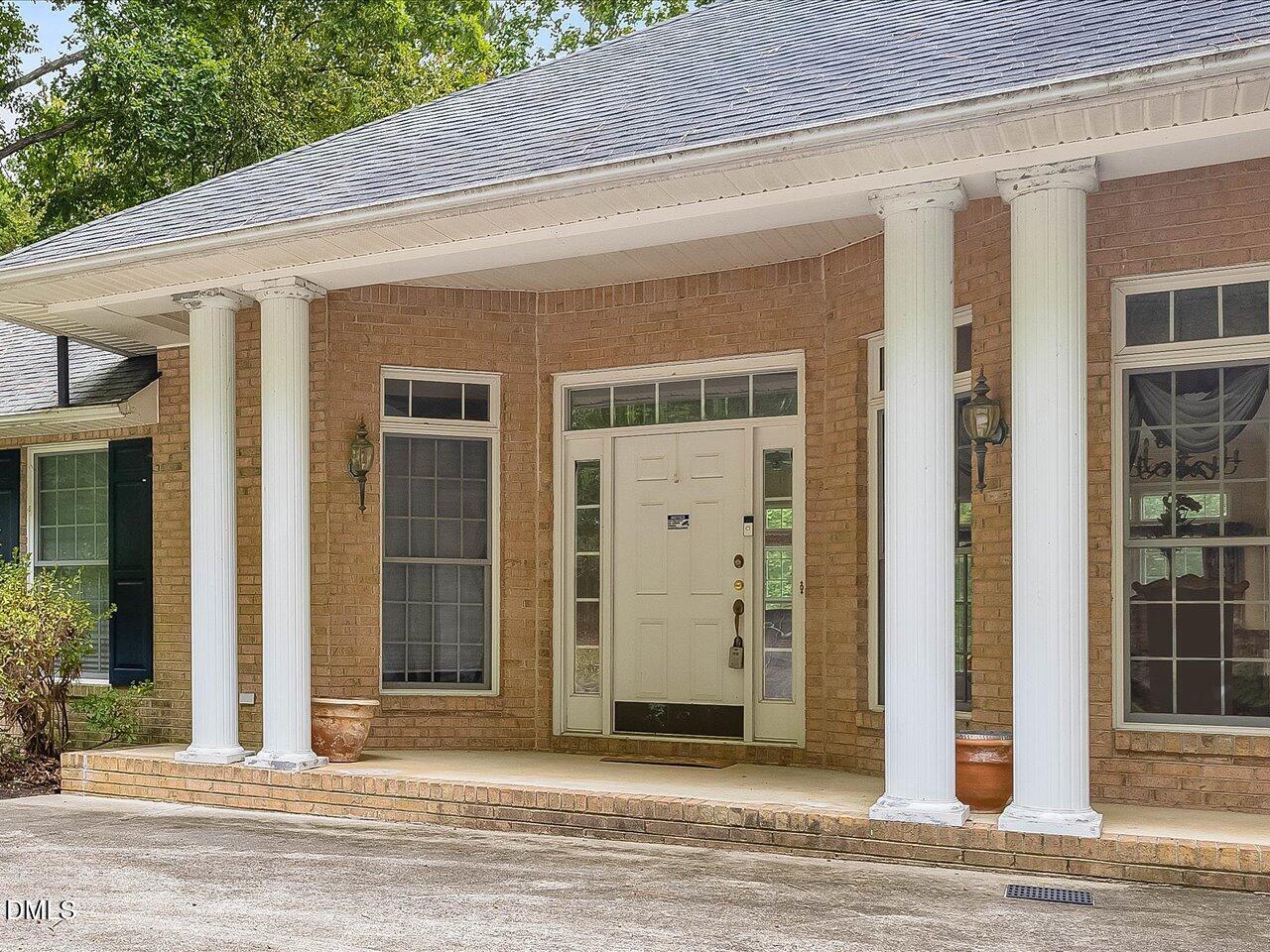 Image 4: 008-Front Entry