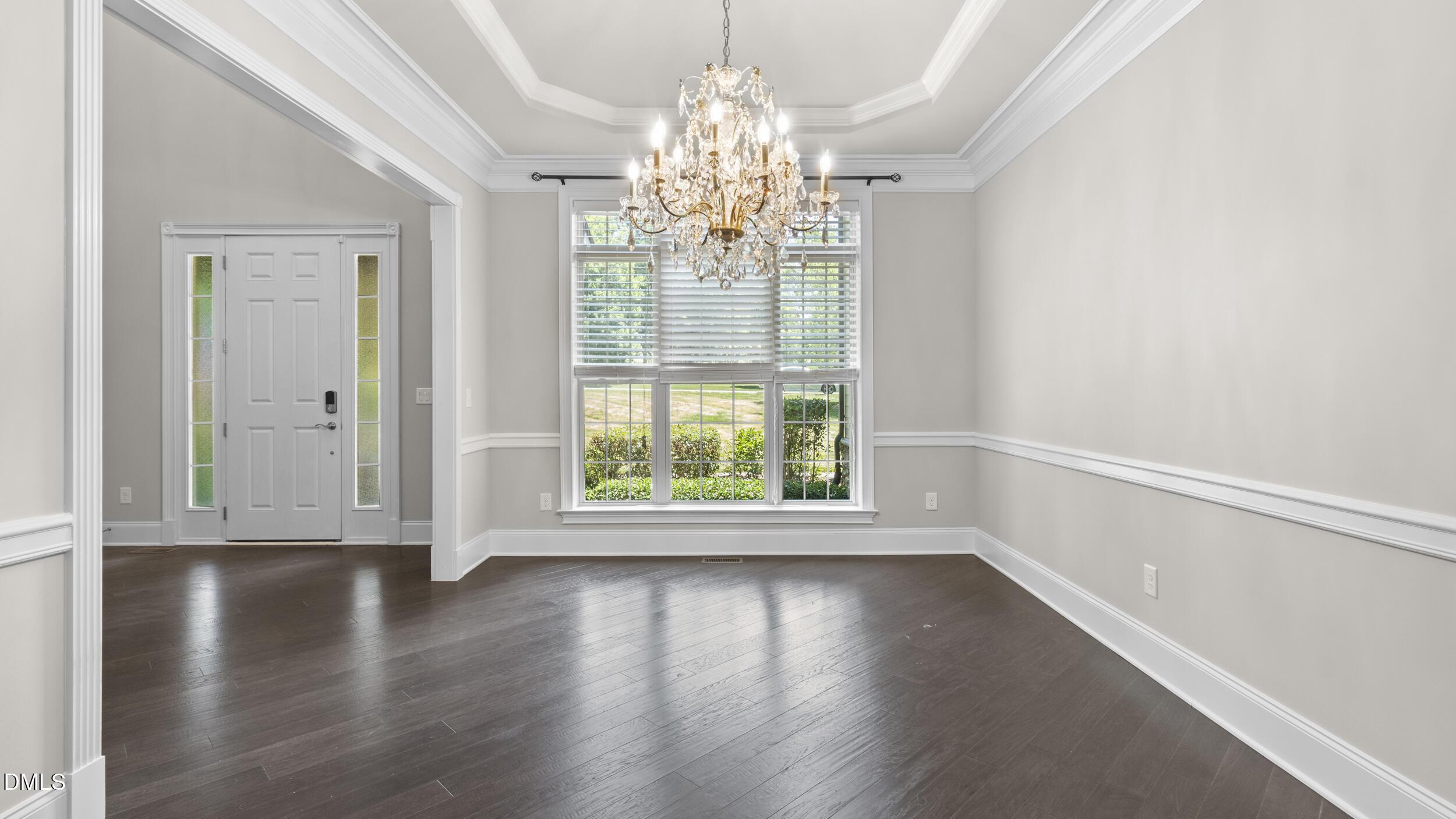 Image 3: 7029 dining room 2