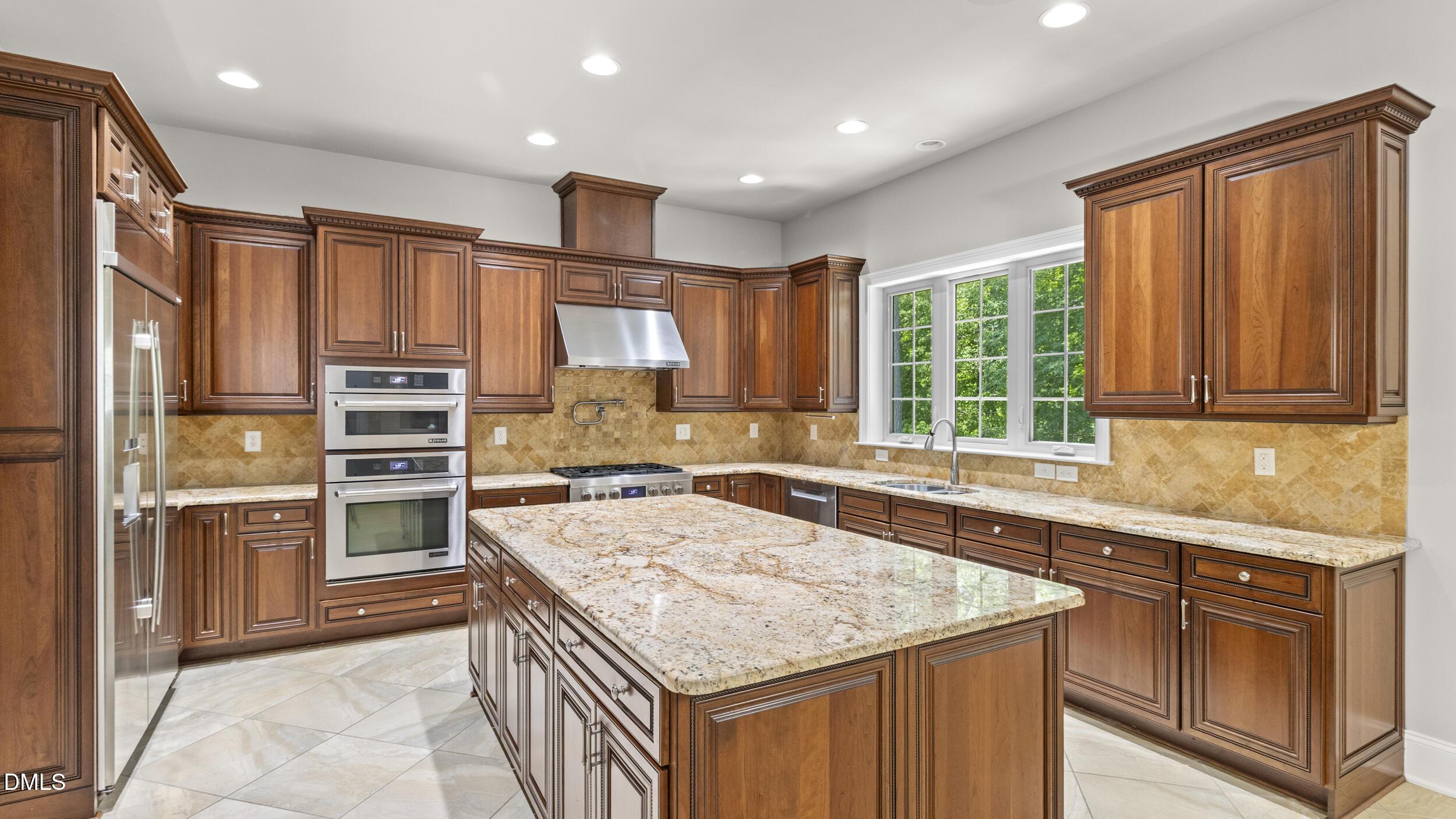 Image 4: Kitchen