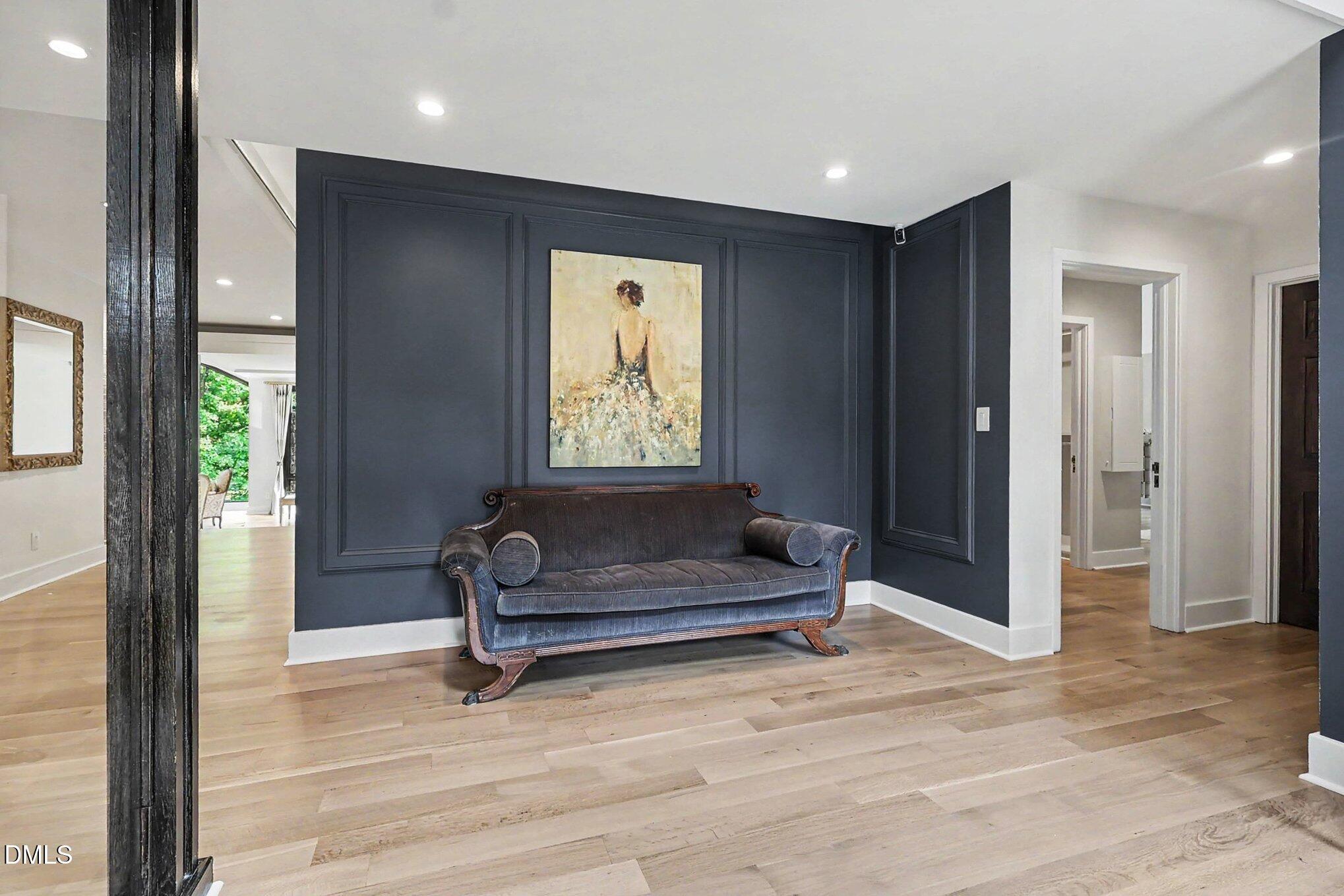 Image 4: foyer