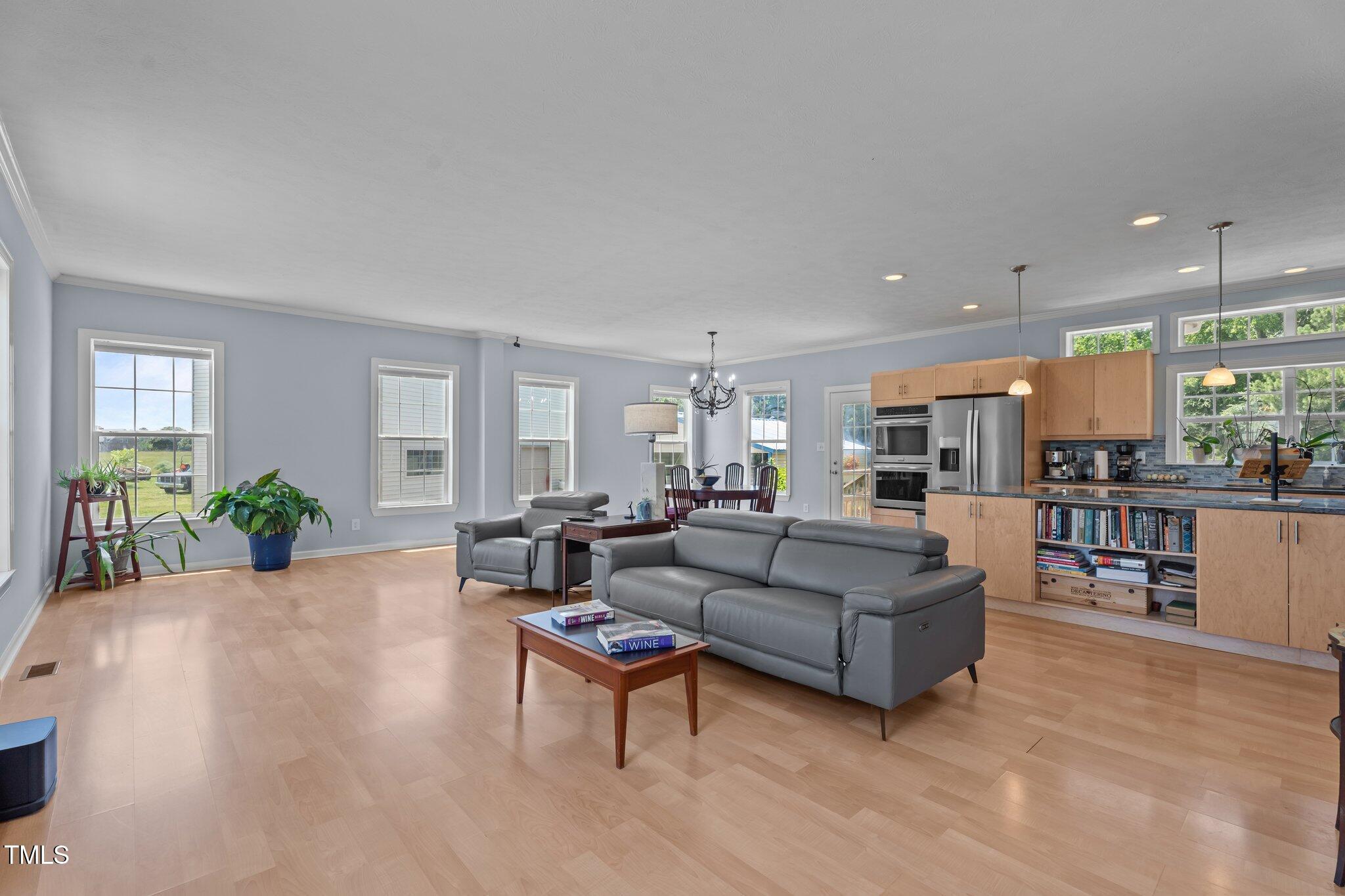 Image 2: 20-web-or-mls-DSC02839
