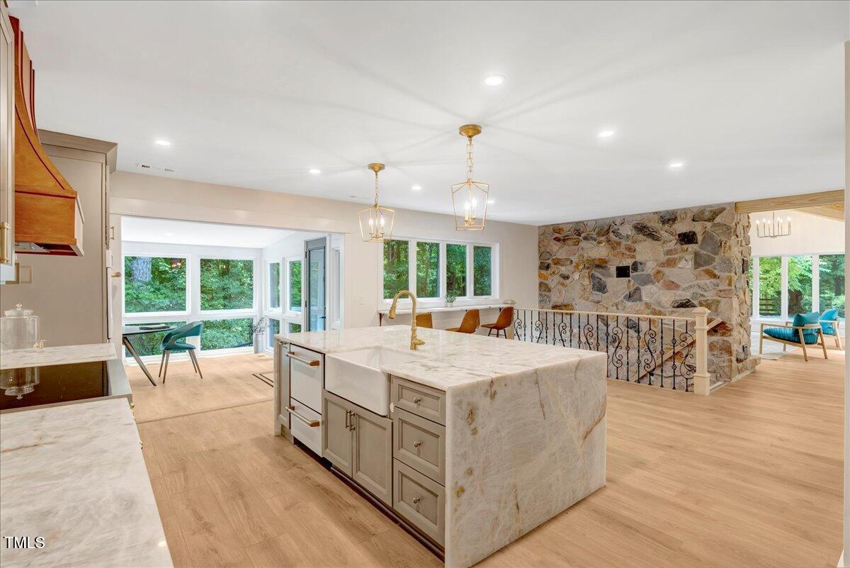 Image 3: Kitchen 6