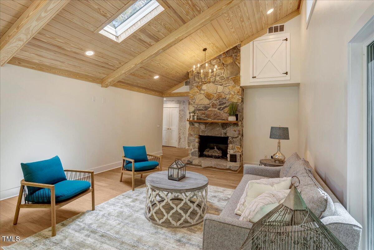 Image 4: Living Room 2