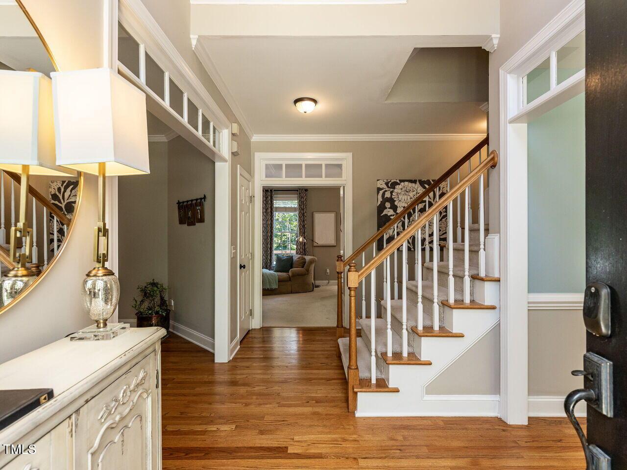 Image 2: 007-1280x960-foyer-entry