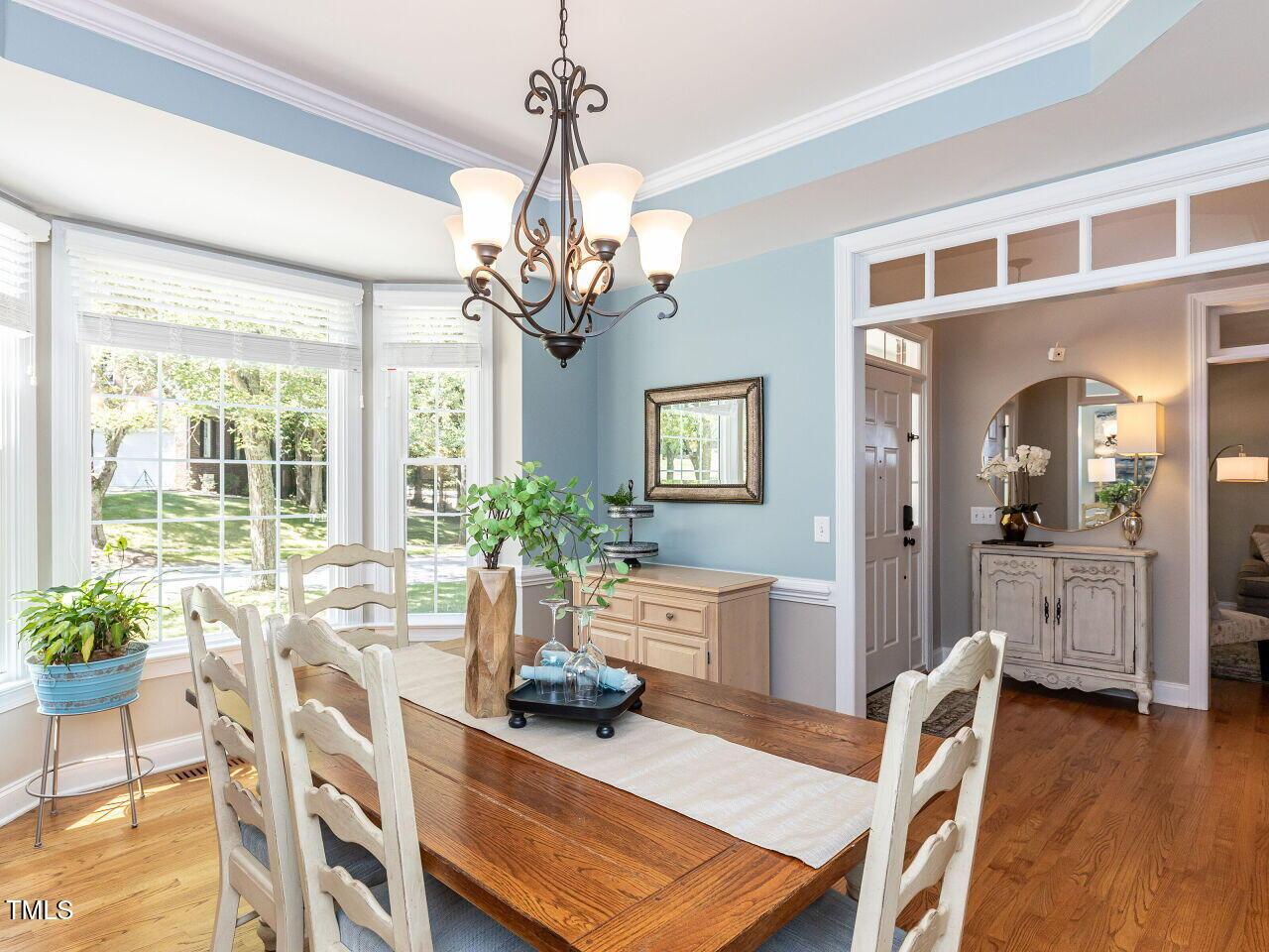 Image 4: 010-1280x960-dining-room