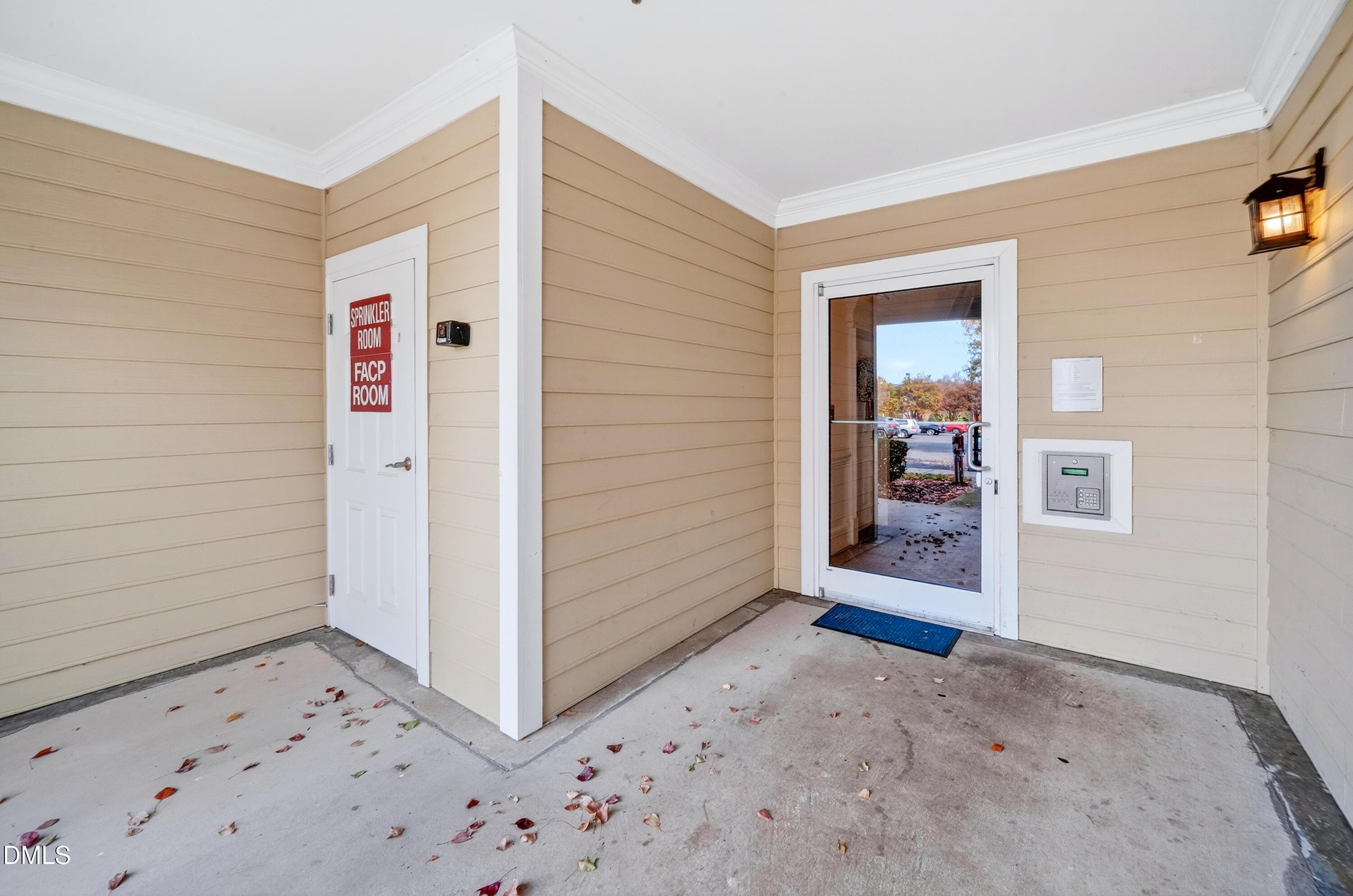 Image 4: 412 waterford lake drive (11 of 31)