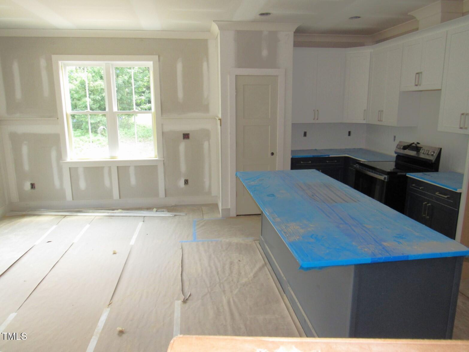 Image 3: Open kitchen/dining