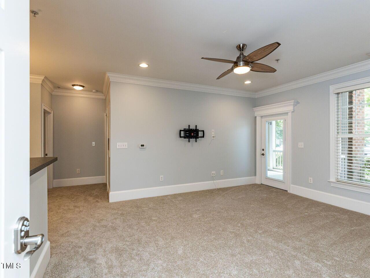 Image 4: 004-1280x960-foyer-entry