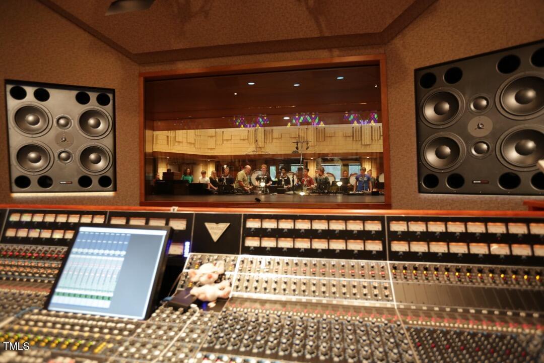 Image 3: Manifold Control Room
