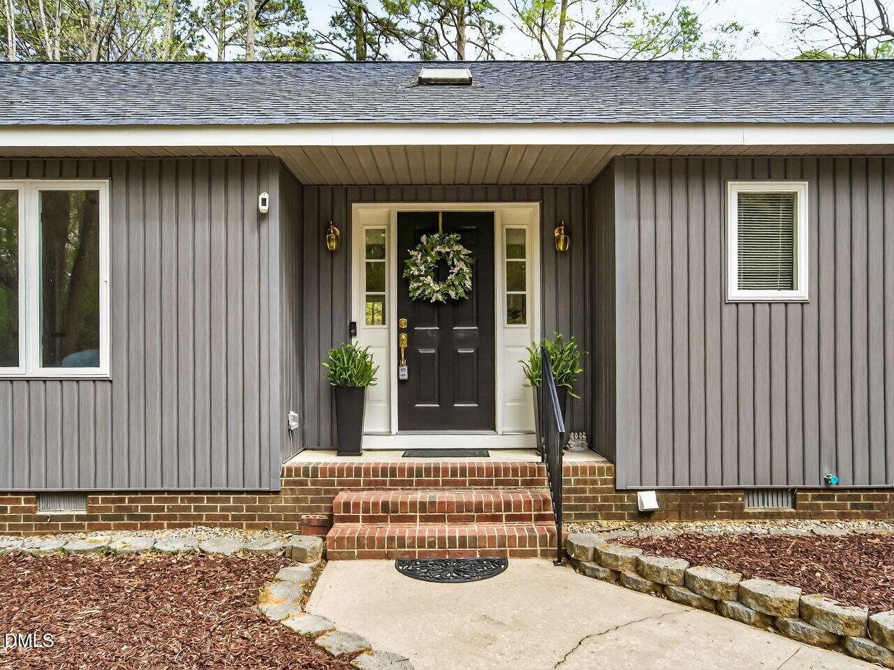 Image 4: 003-1280x960-front-porch