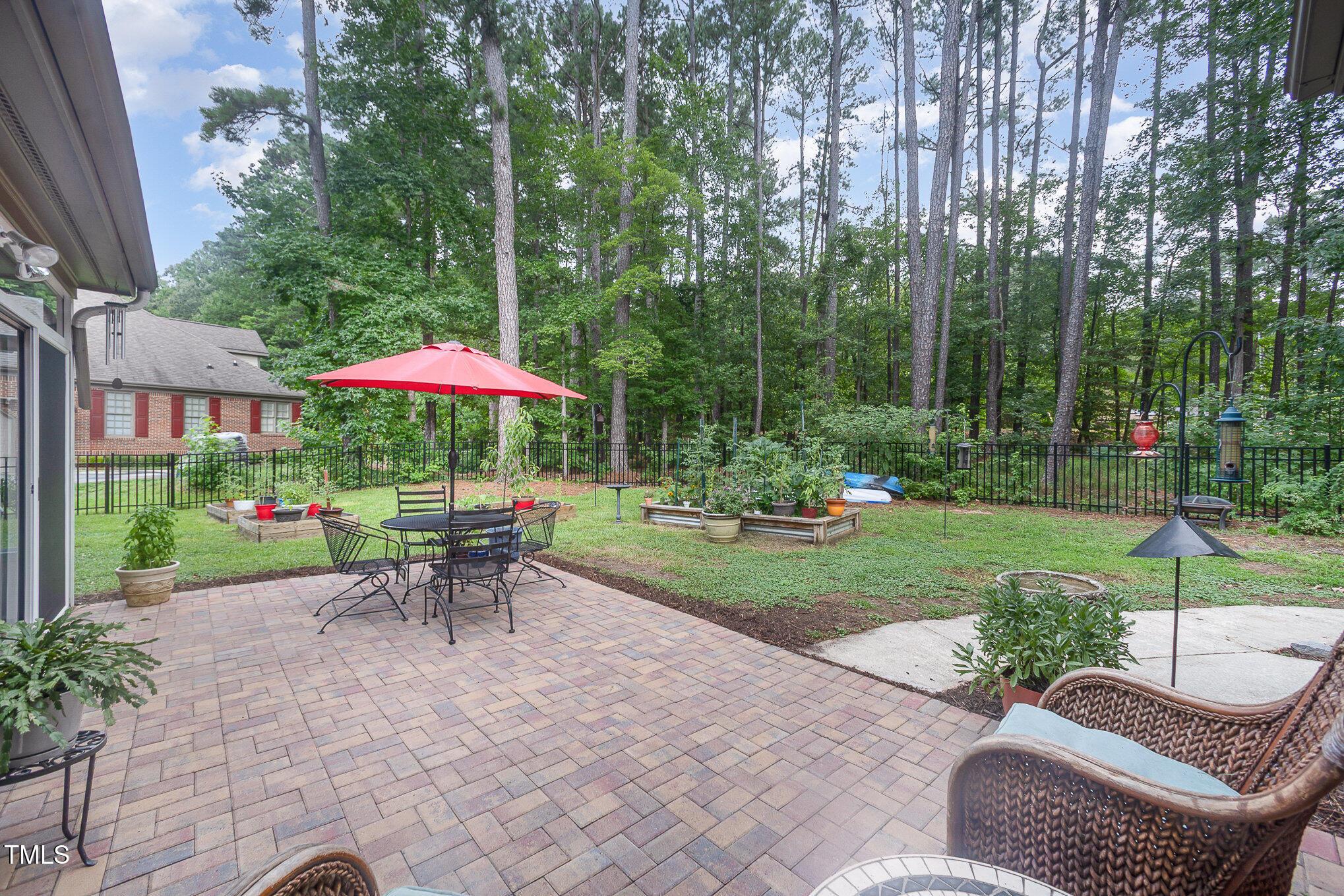 Image 4: BACKYARD OASIS!