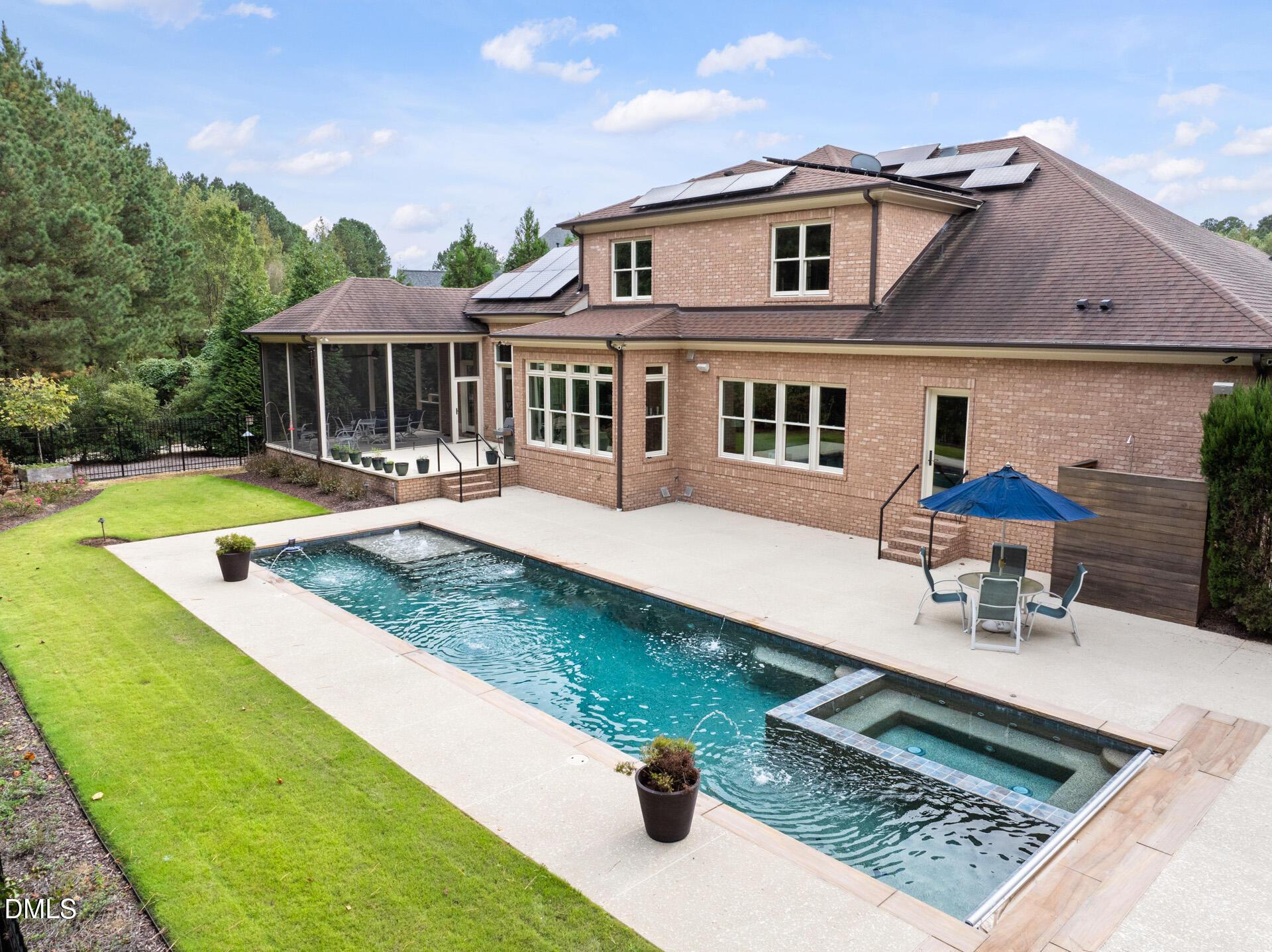 Image 2: Sits on more than 1 acre