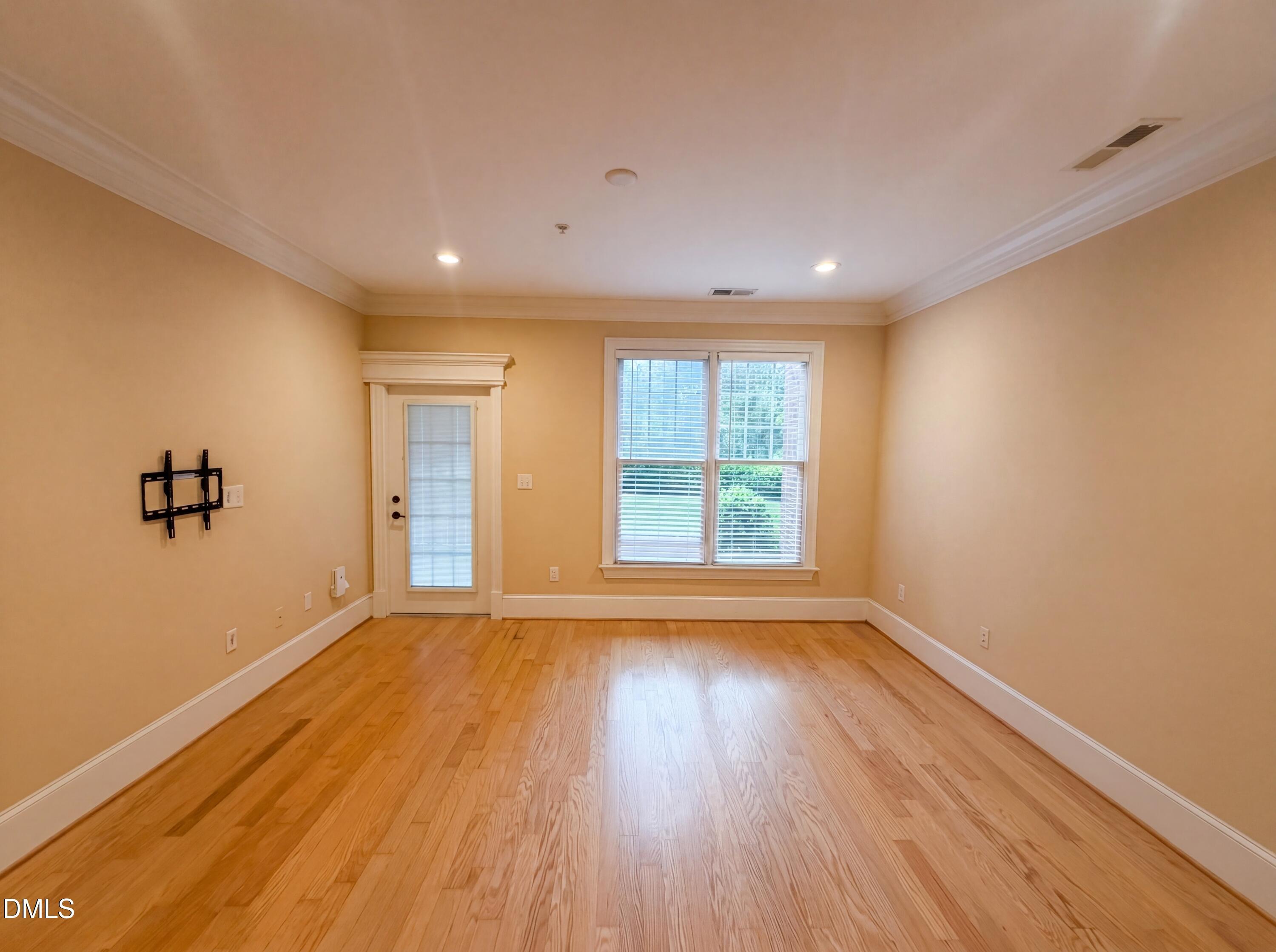 Image 3: photo_03