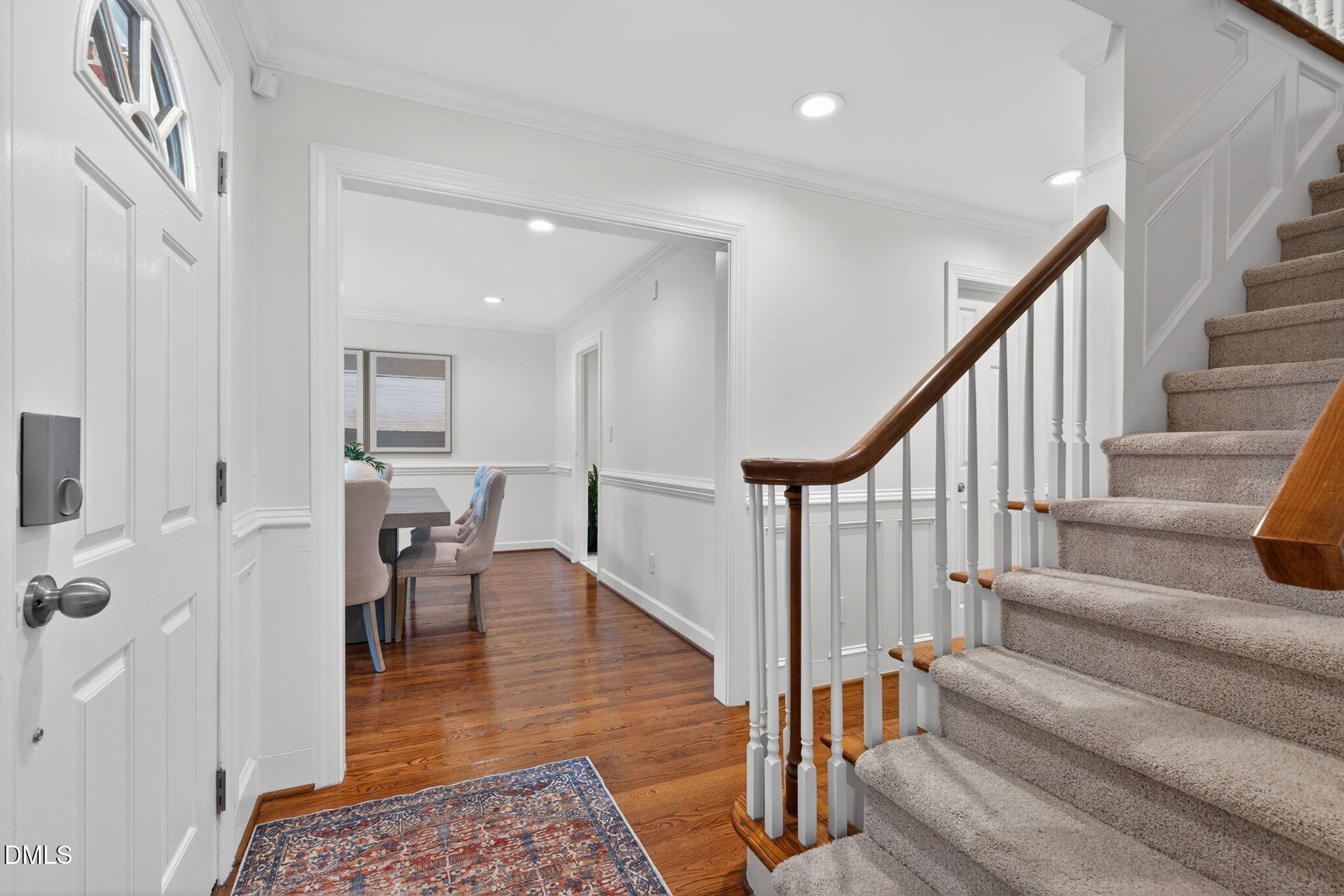 Image 4: 37_37-109-clubstone-ln-foyer