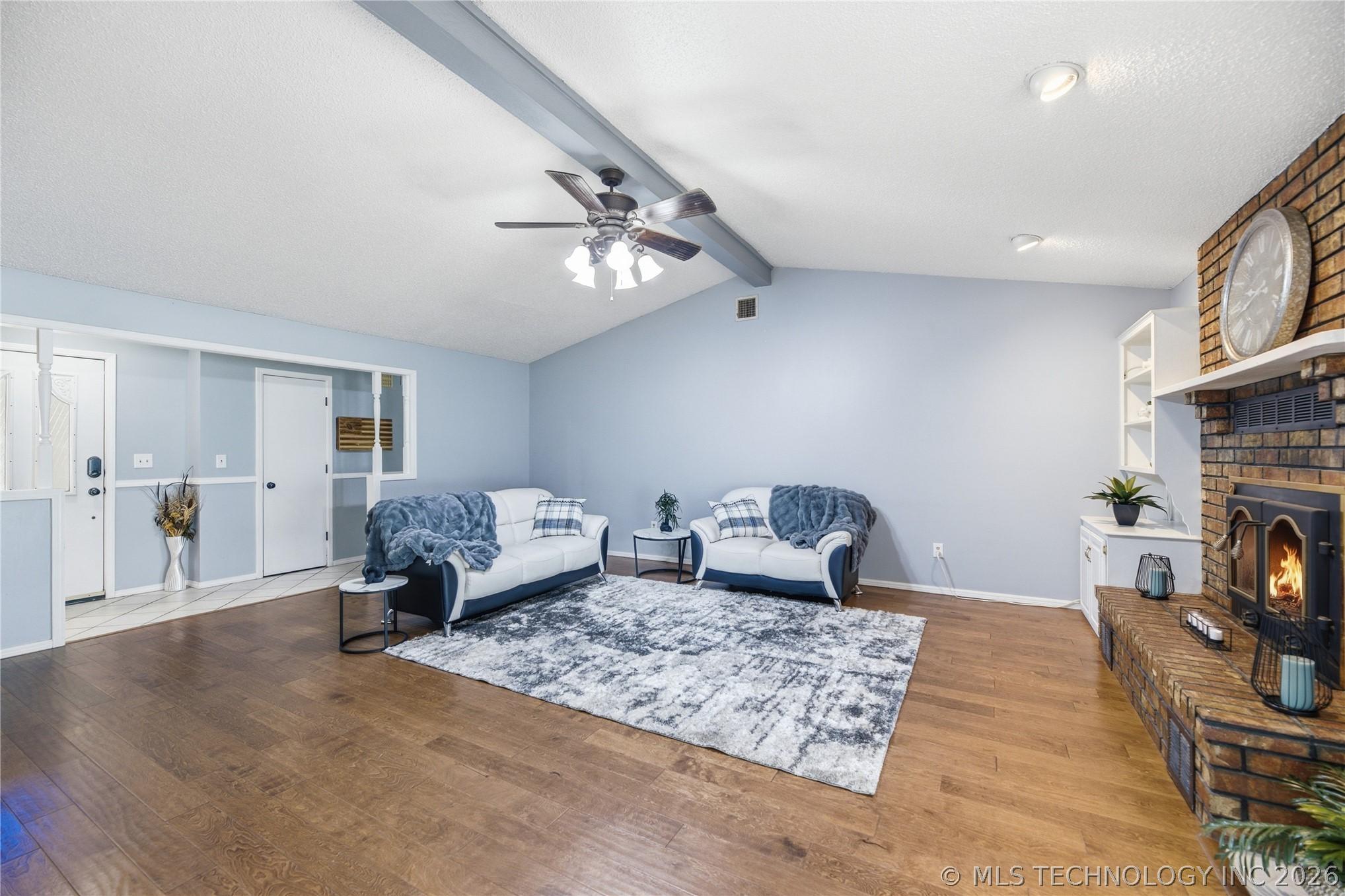 Image 2: Grand living room