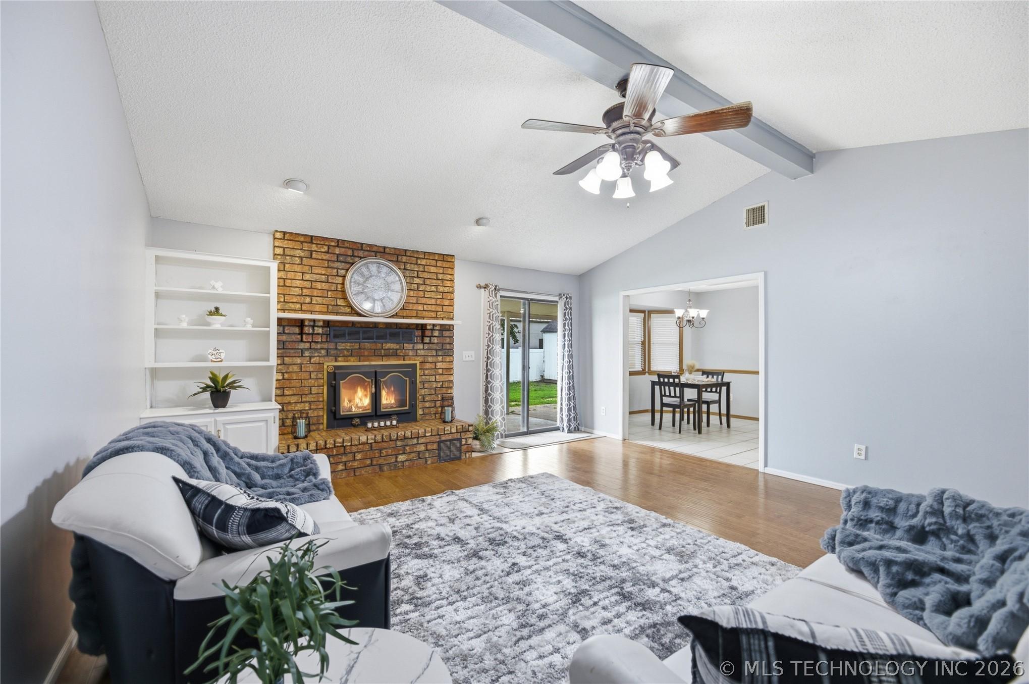 Image 3: Nice fireplace