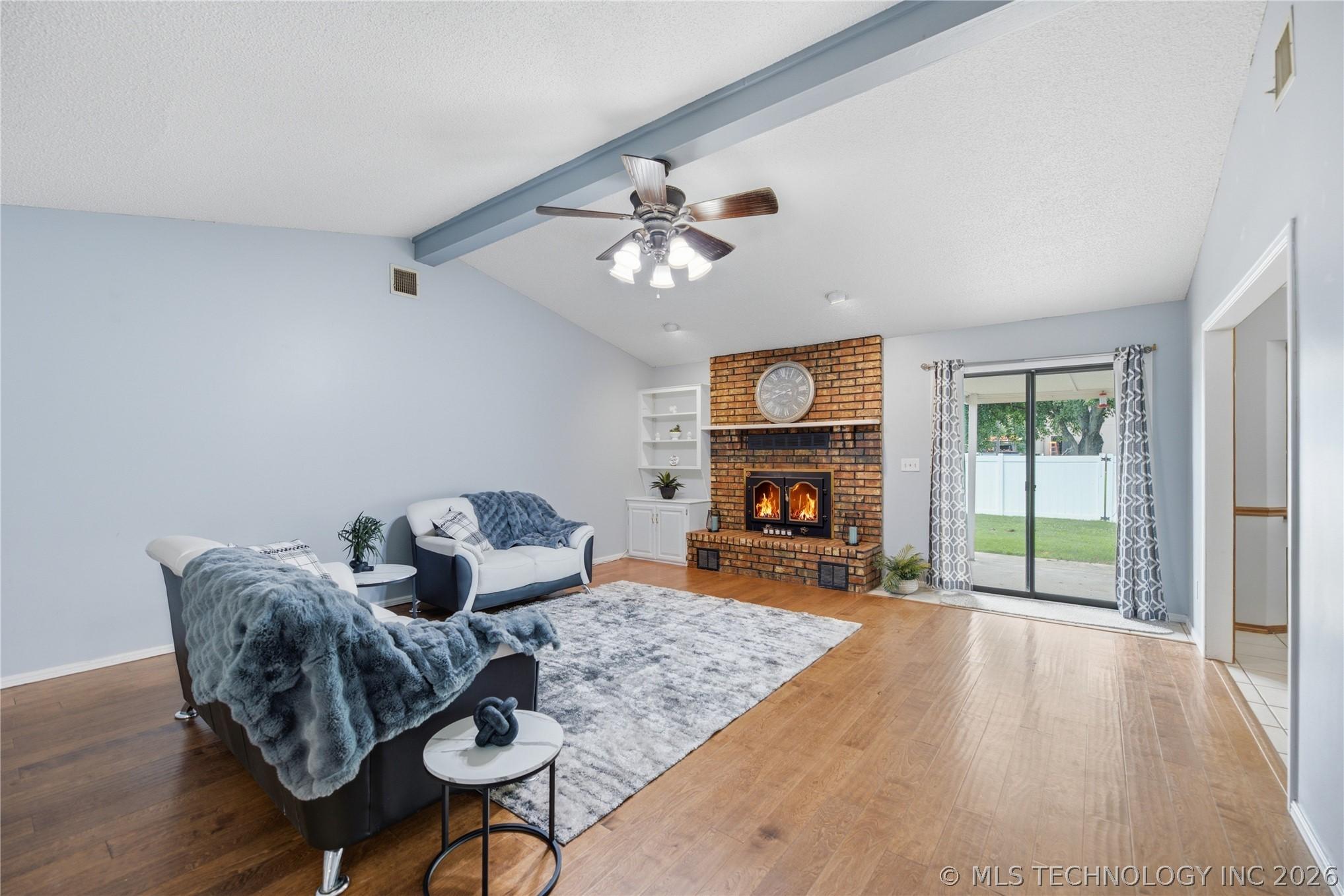Image 4: Spacious Living Area