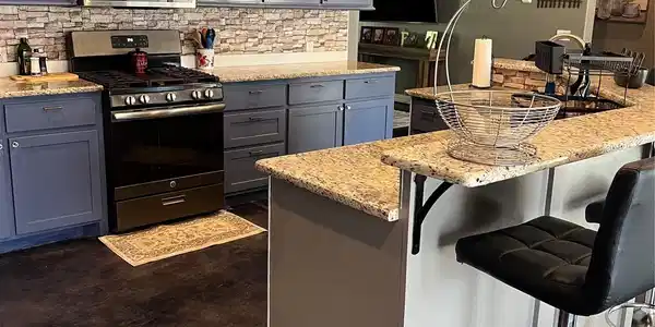 Image 3: Open kitchen and breakfast bar.