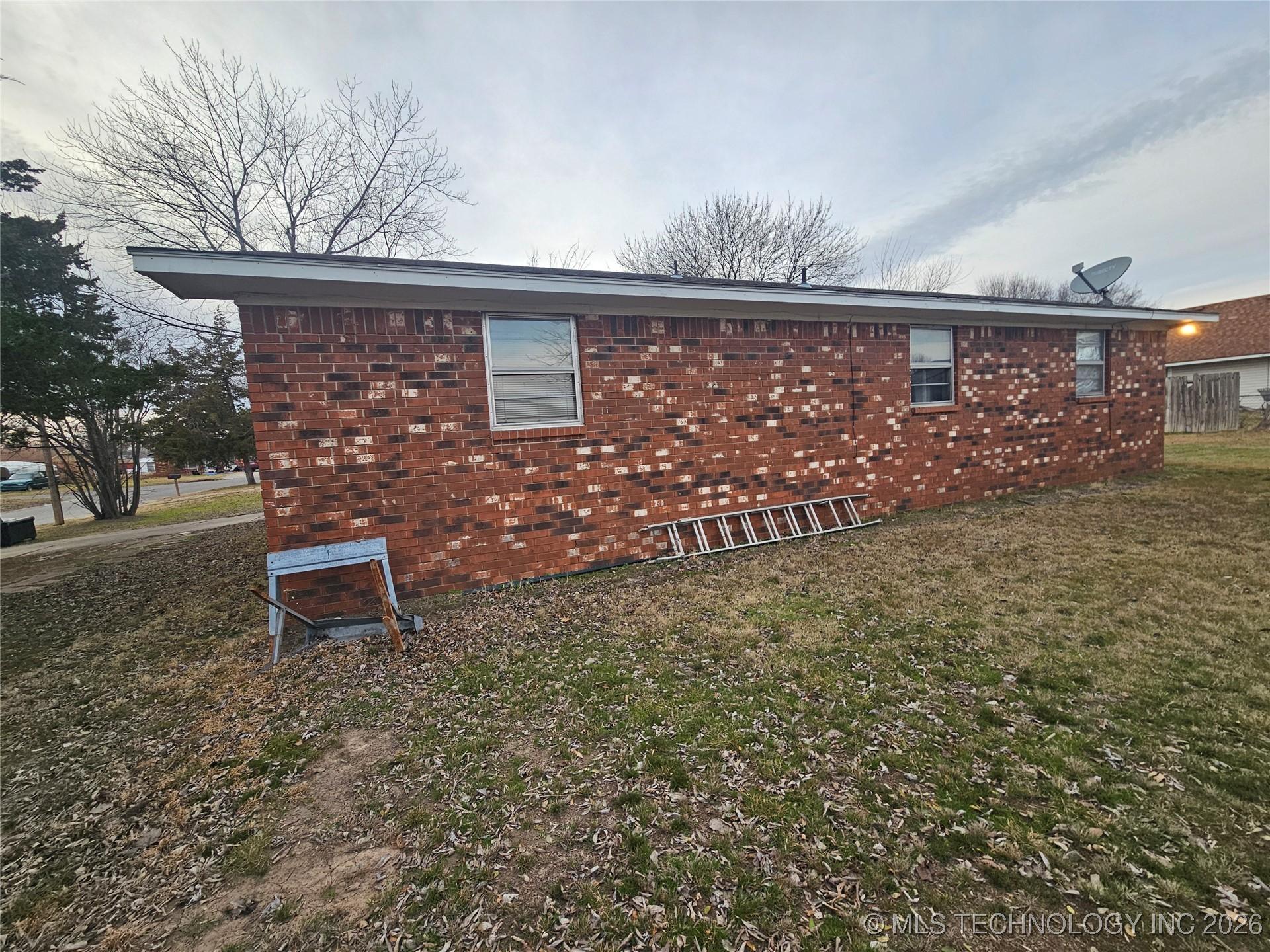 Image 3: side of house