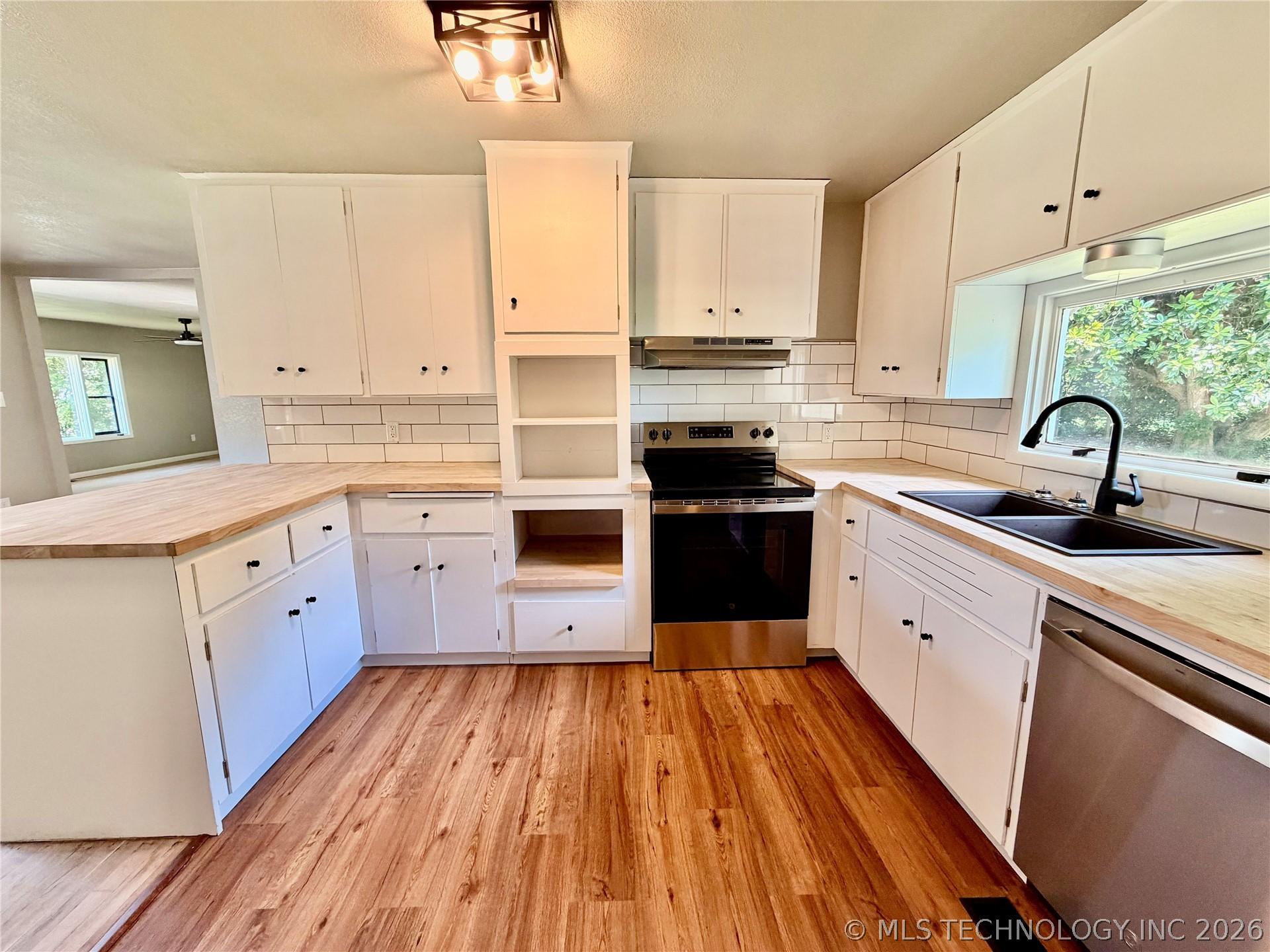Image 3: kitchen