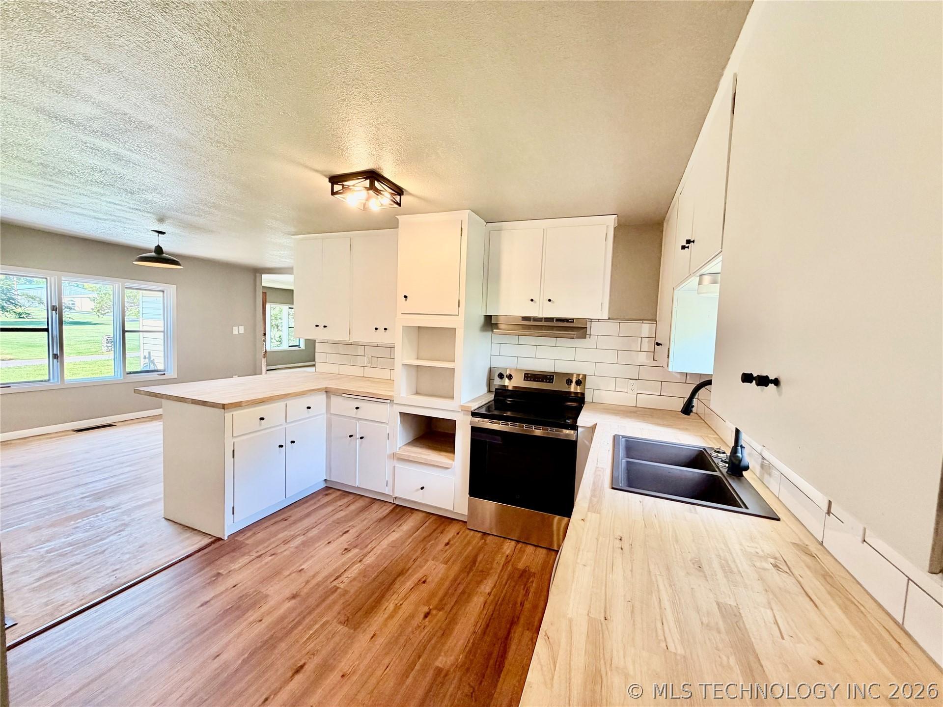 Image 4: kitchen