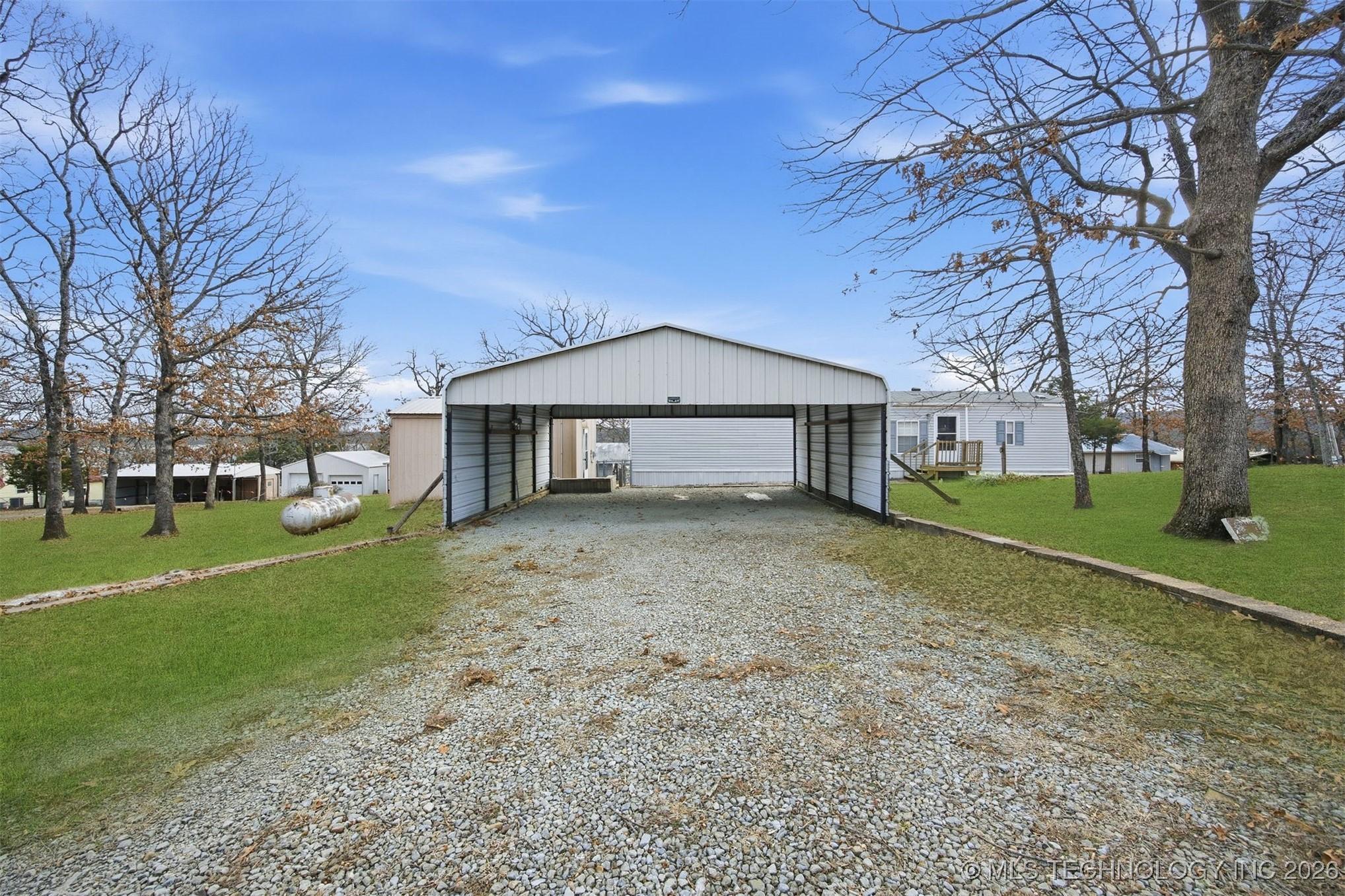Image 2: Carport