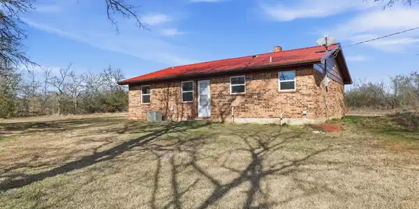208 SW Railroad