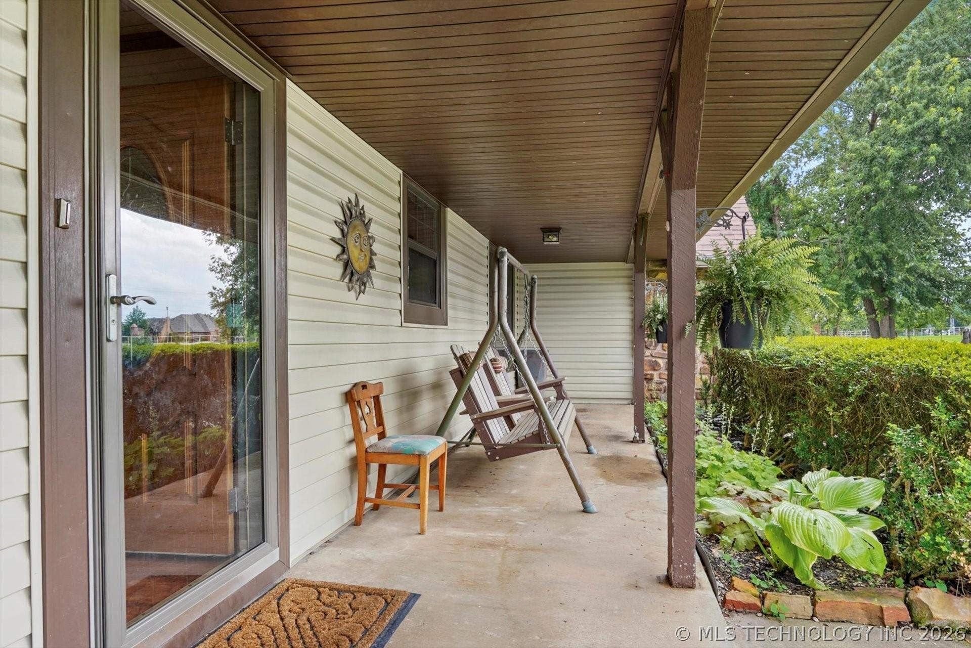 Image 4: Beautiful covered porch