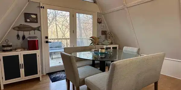 Image 2: Vaulted ceiling, wood-finish flooring, full-light