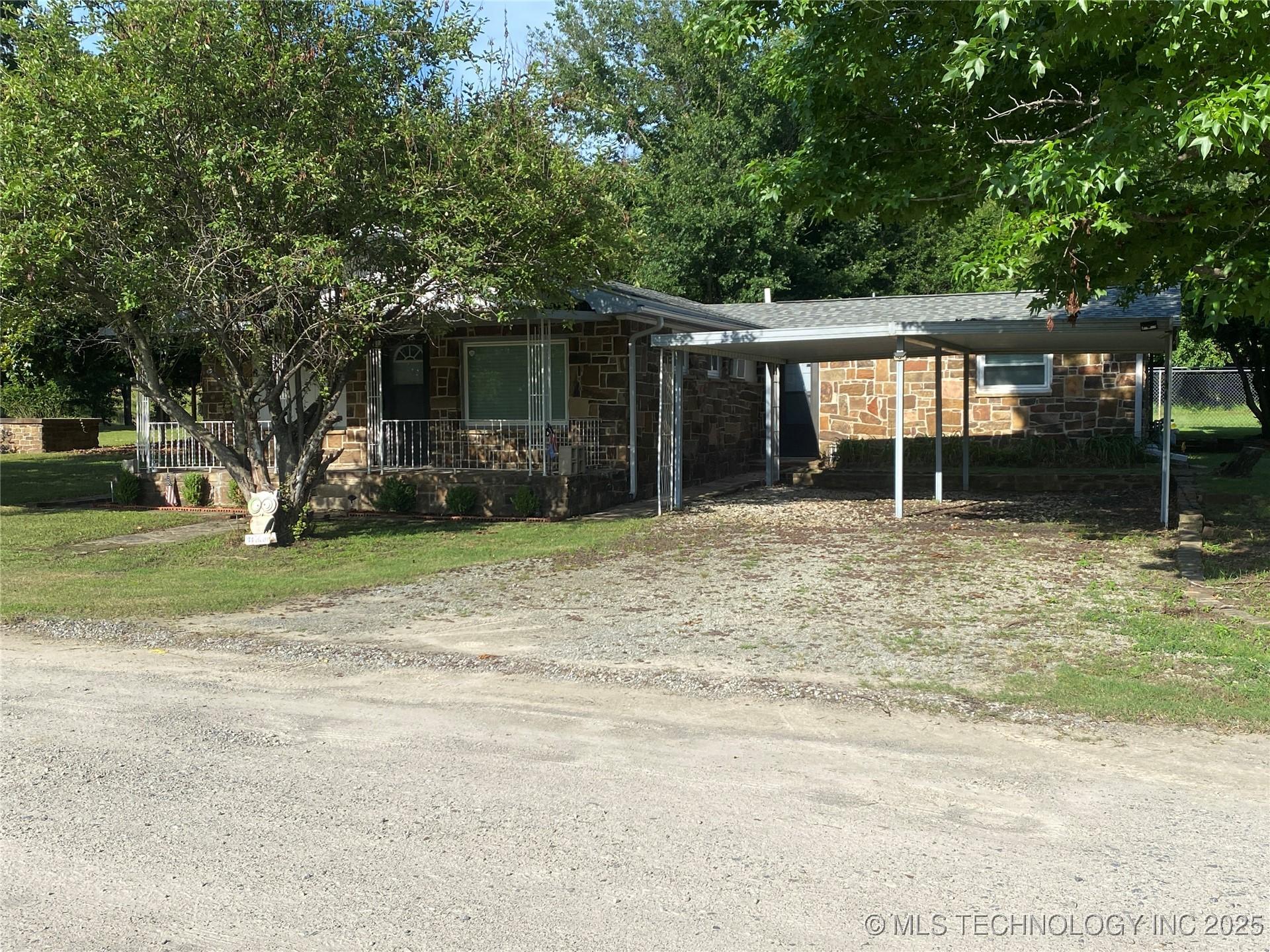 Image 2: Carport