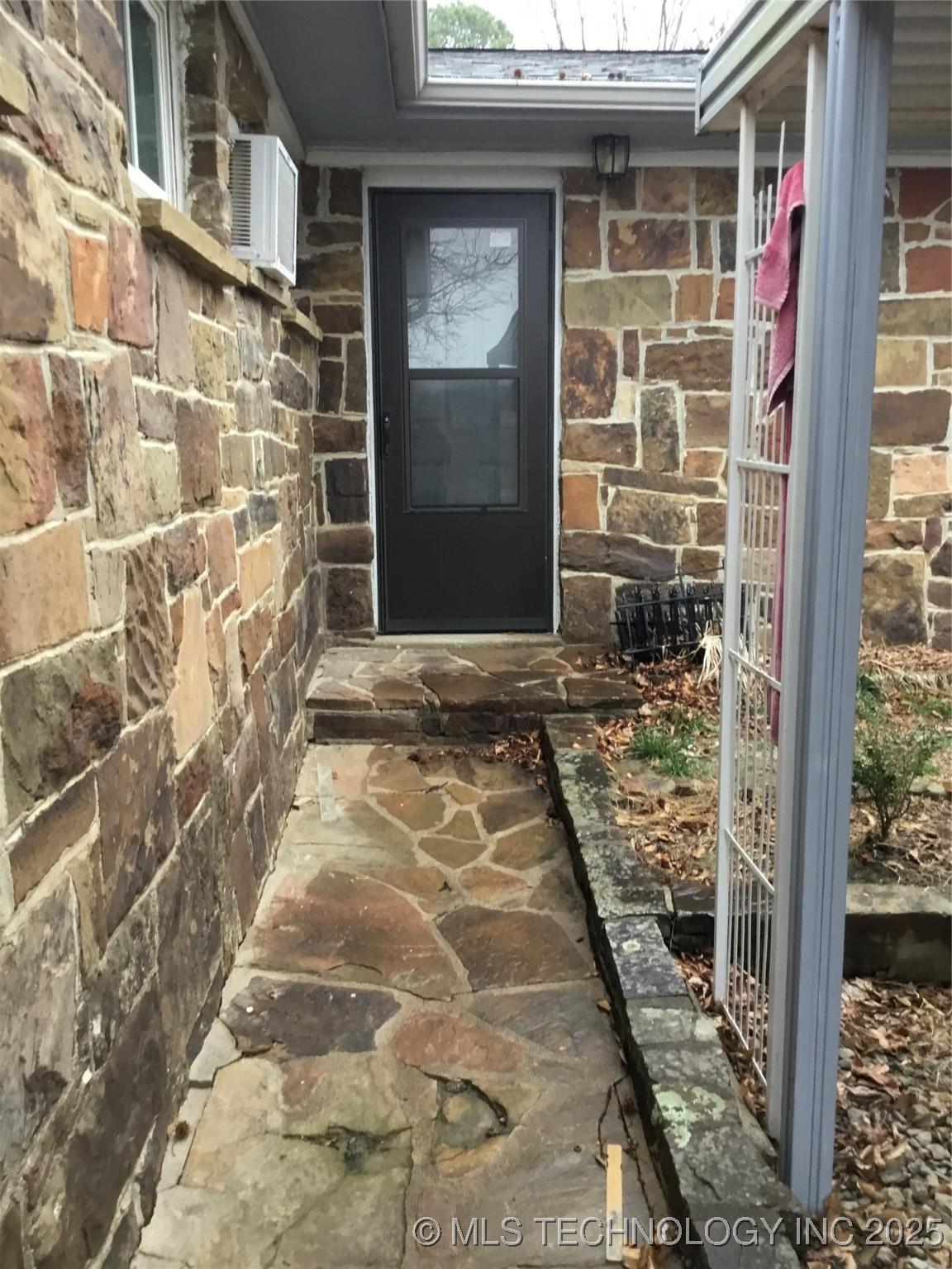 Image 4: Carport Entry