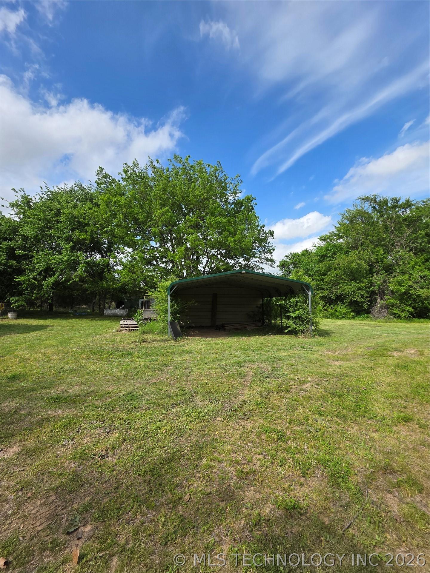Image 2: Carport