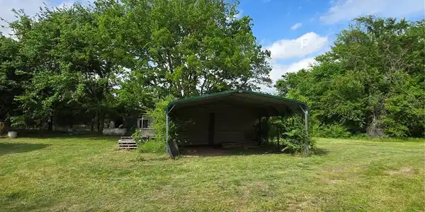 Image 2: Carport