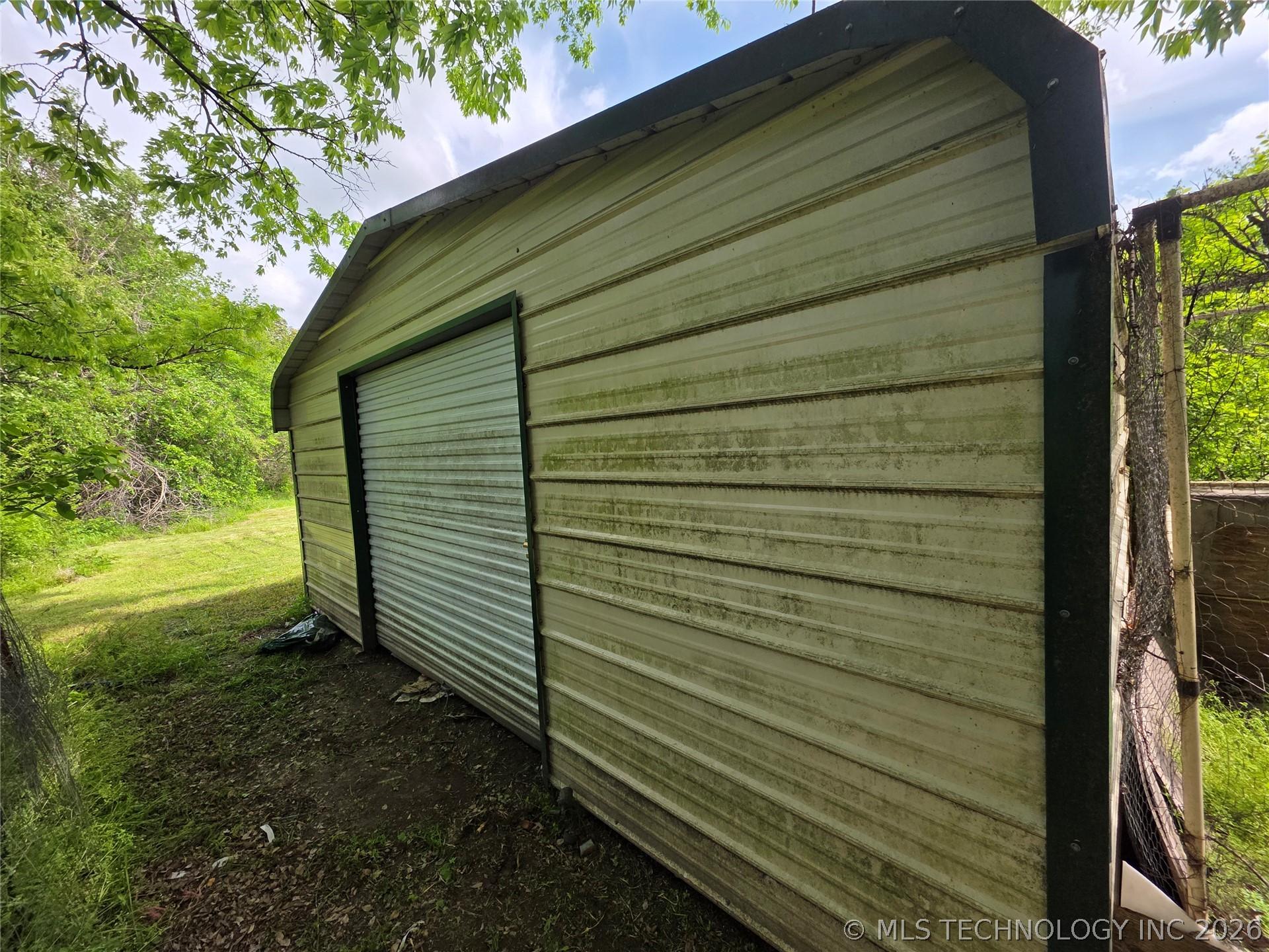 Image 3: Storage shed behind carport