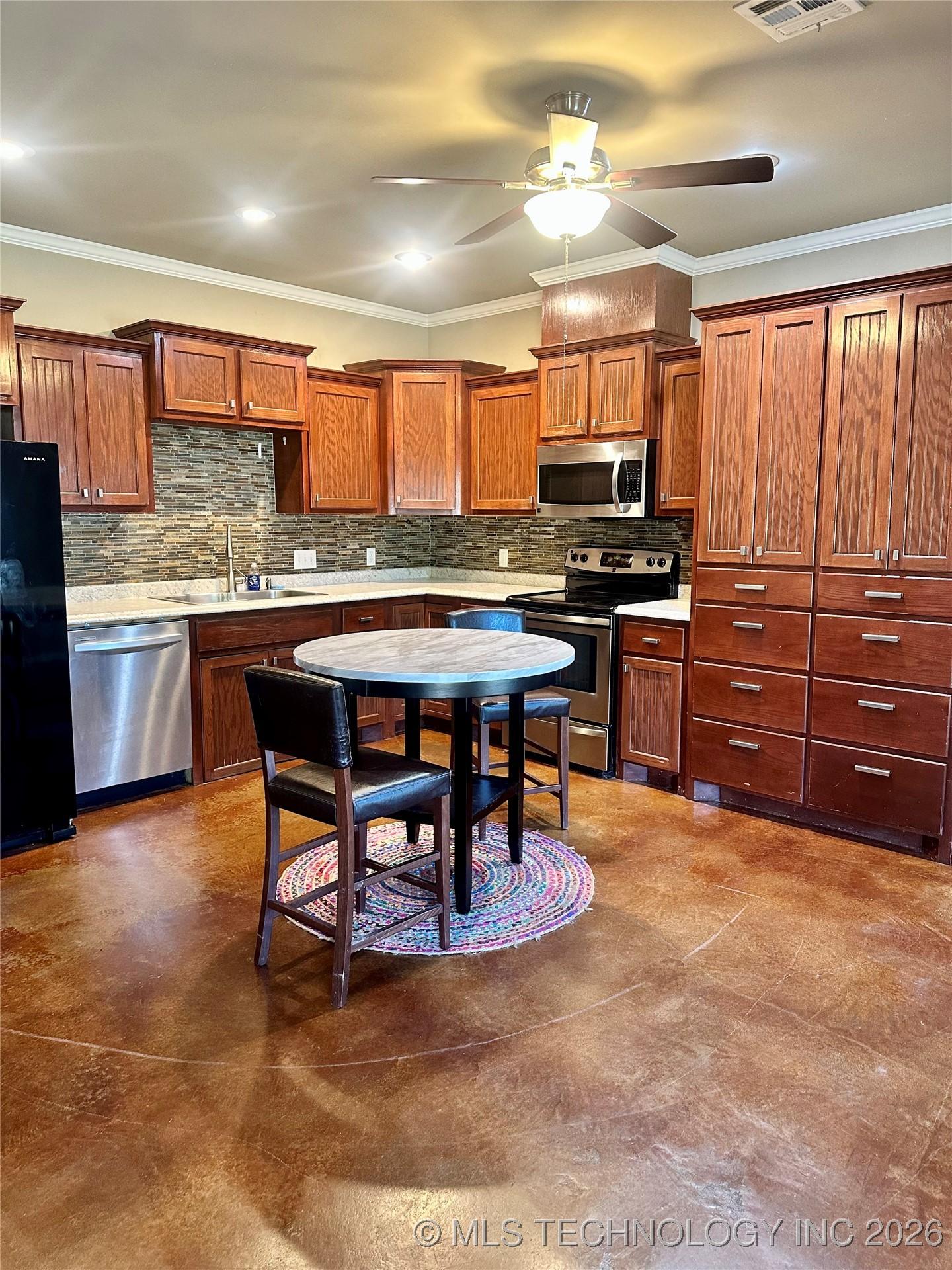 Image 4: Kitchen