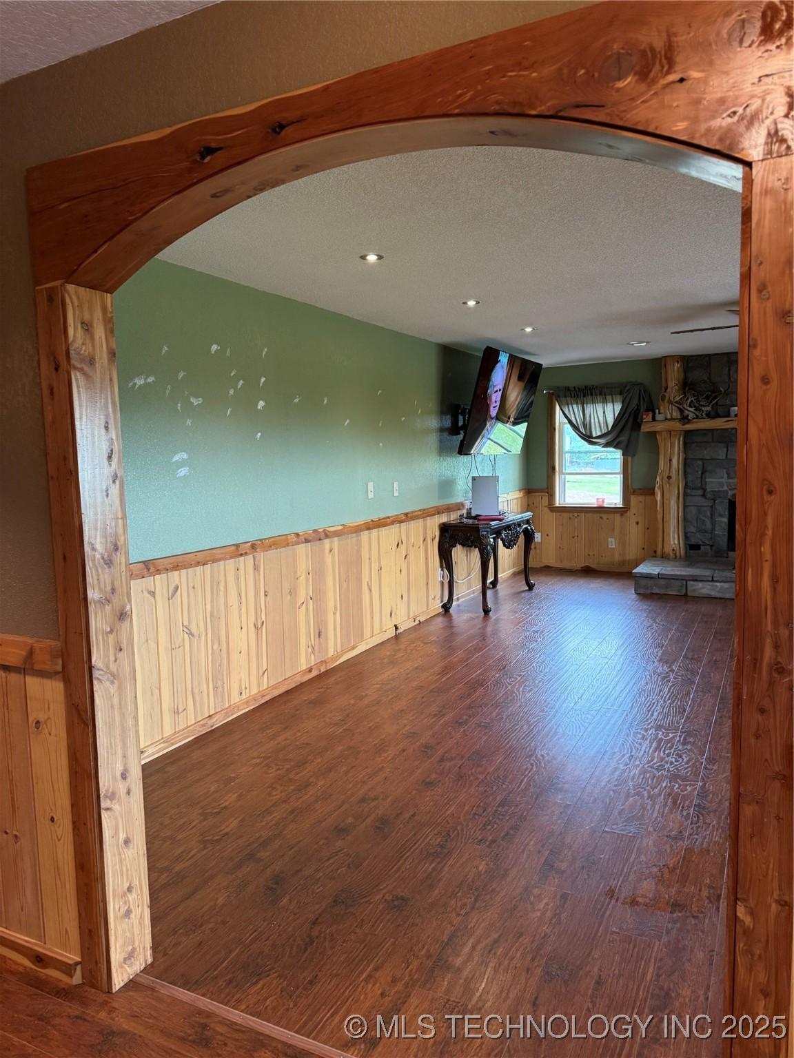 Image 3: Living Room