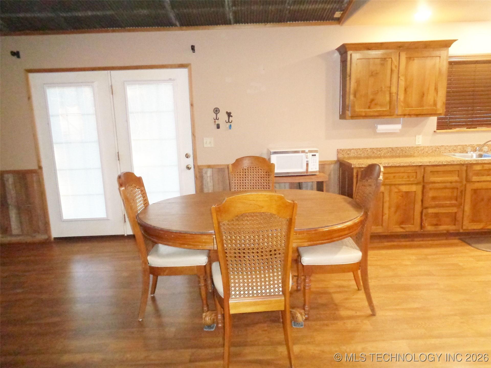 Image 3: Plenty of room to gather family & friends; french