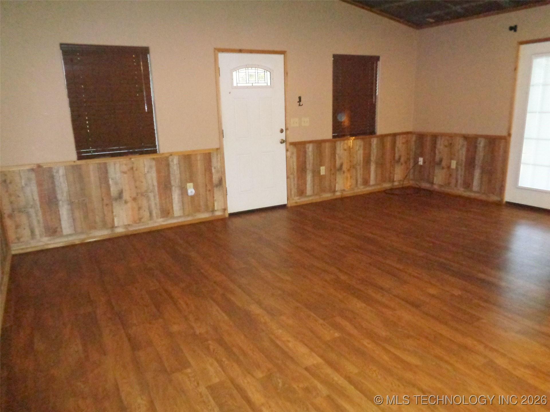 Image 4: Large open floor plan - View looking toward front