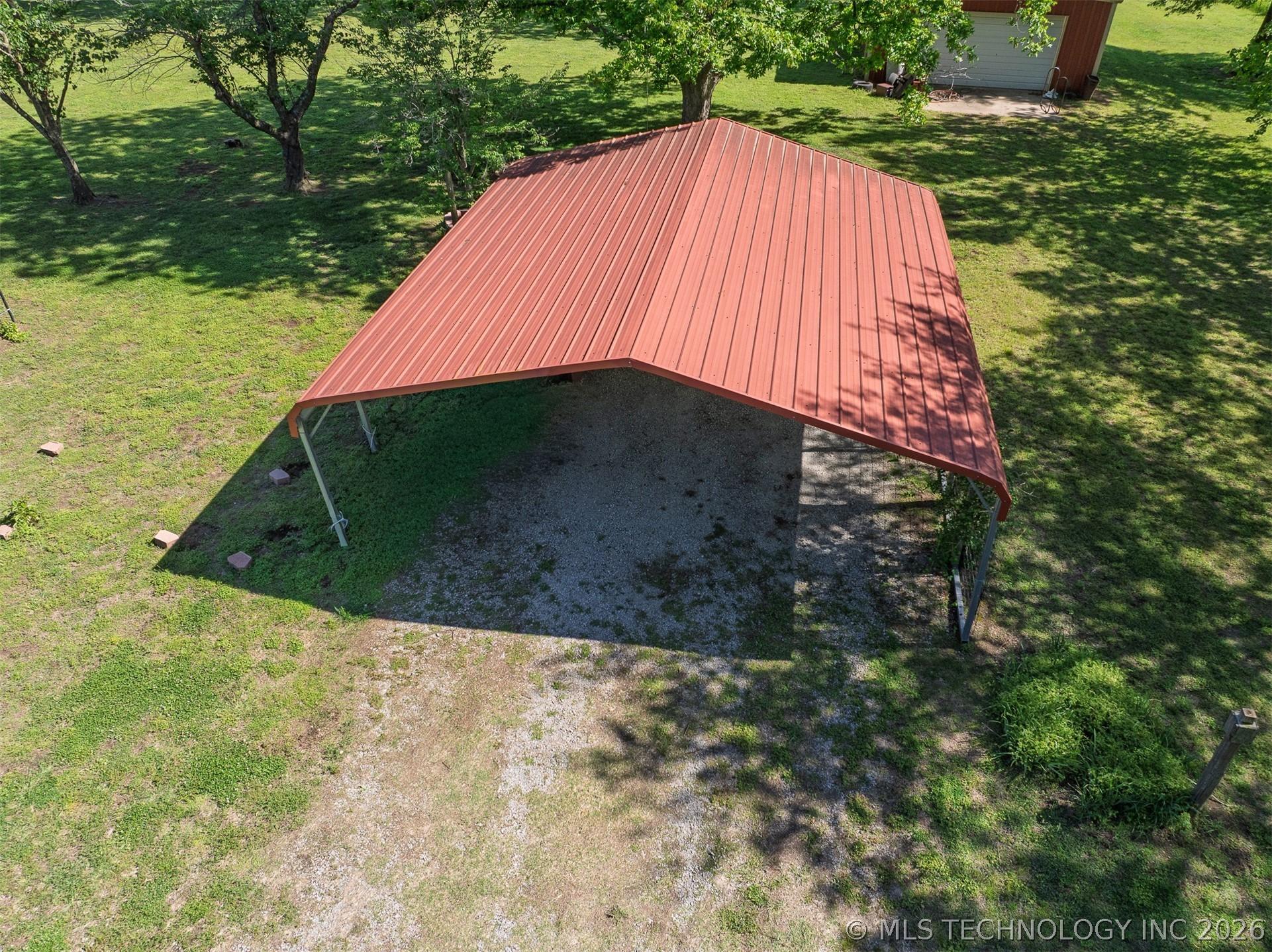Image 3: Carport