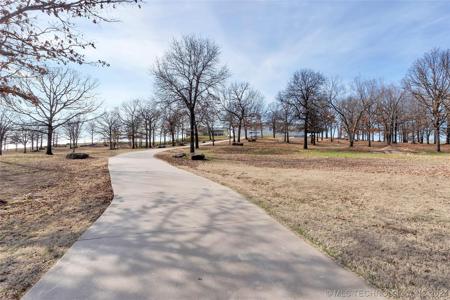 712 W Lakeshore Drive