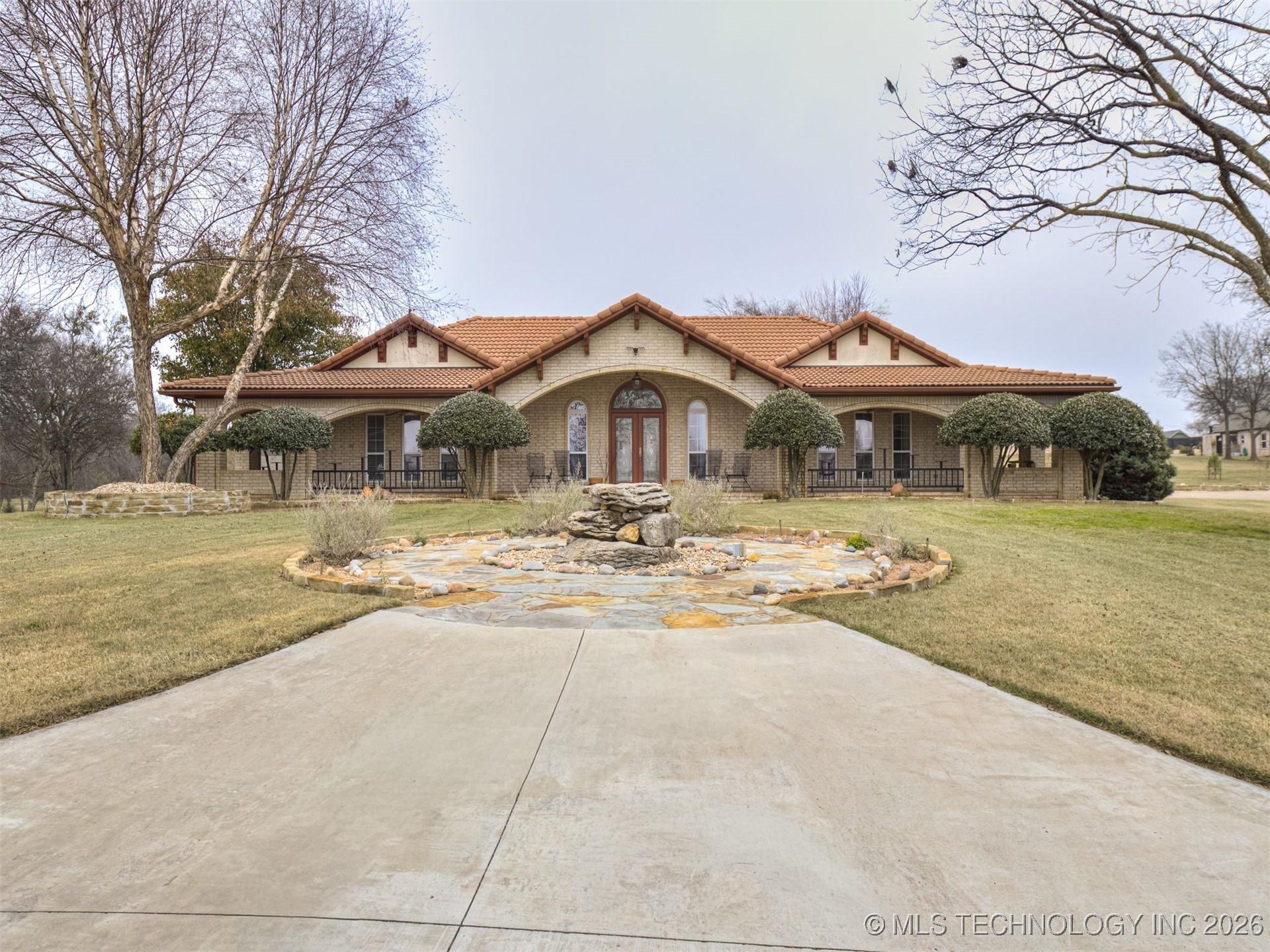 Image 1: Beautiful curb appeal