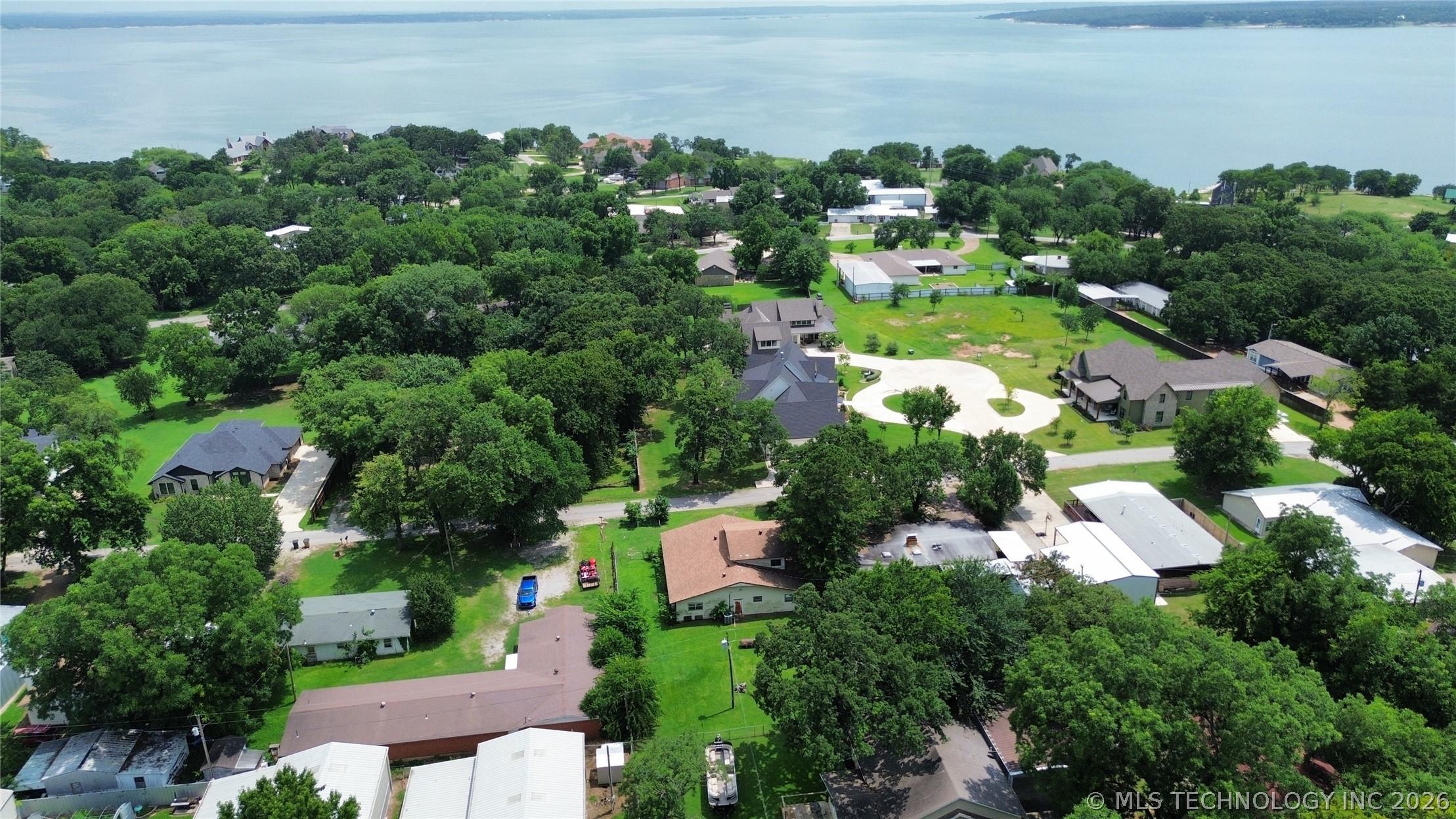 Image 2: This puts you close to the water and boat docks!